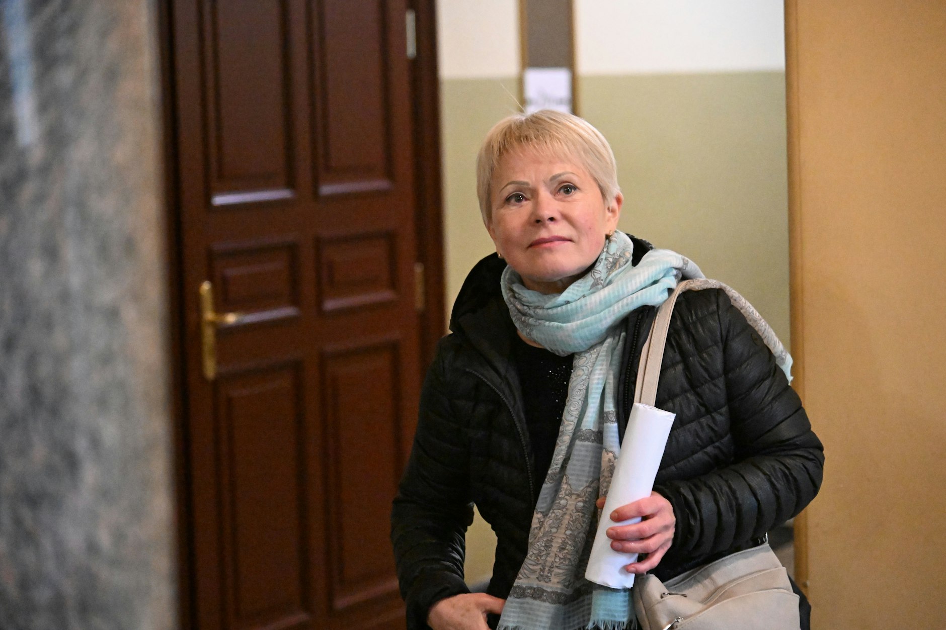 Stettin: Die Angeklagte Maria Kubisa kommt am Gerichtssaal des Bezirksgerichts an.