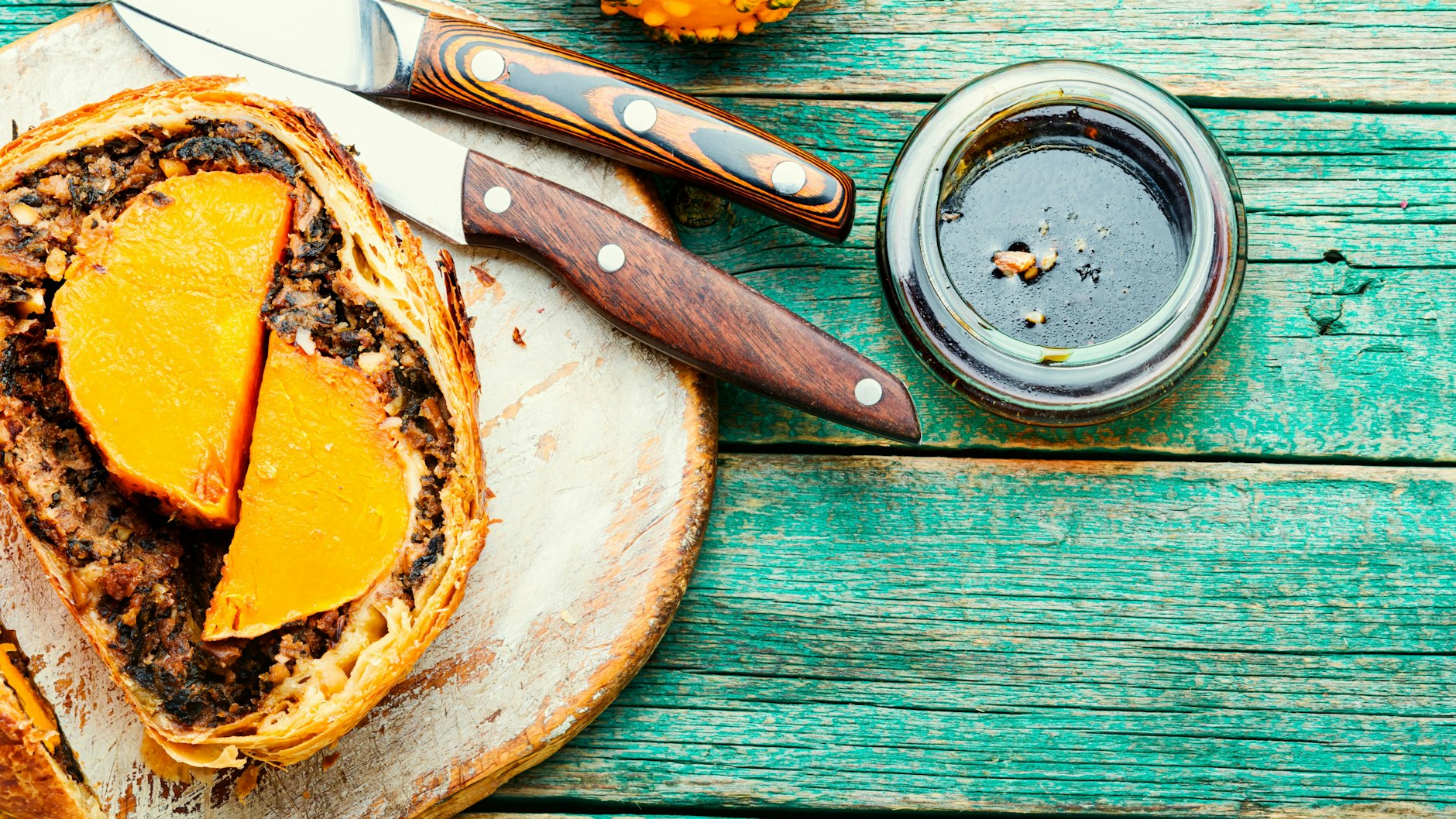 Probieren Sie das Rezept für Wellington-Kürbis gleich mal aus.