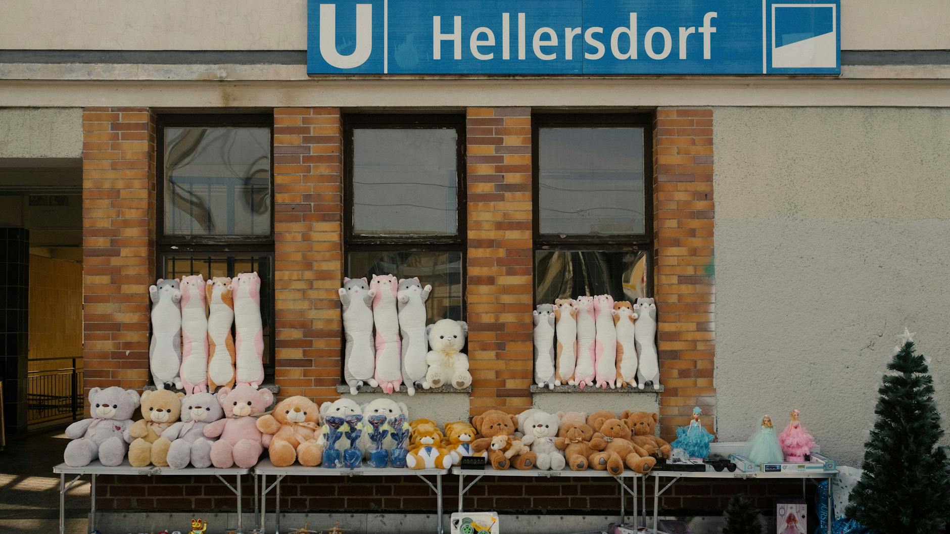 Ein Stand mit Plüschtieren am U-Bahnhof Hellerdorf. Die kuscheligen Jahre in Berlin sind vergangen. 