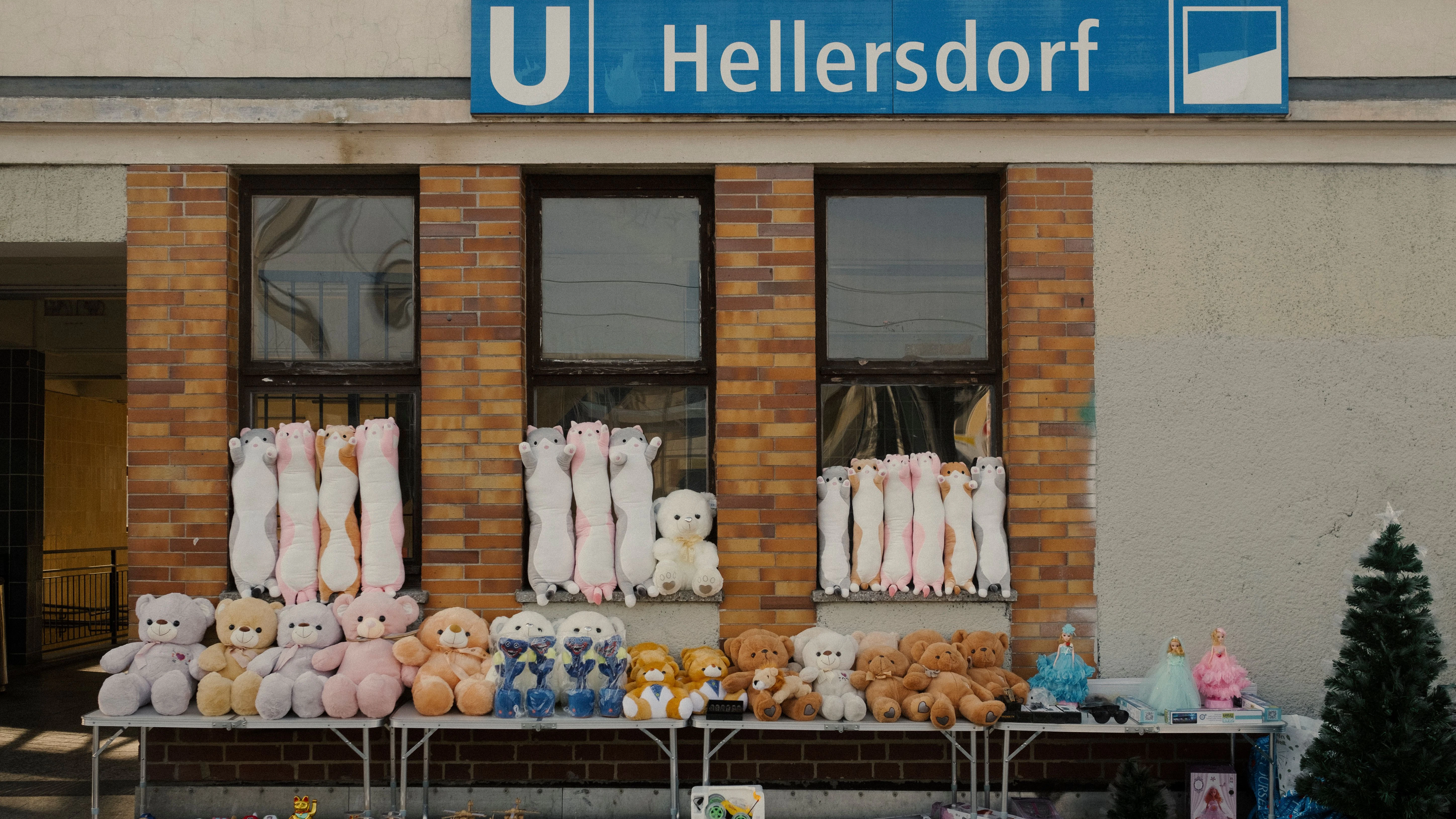 Ein Stand mit Plüschtieren am U-Bahnhof Hellerdorf. Die kuscheligen Jahre in Berlin sind vergangen.&nbsp;