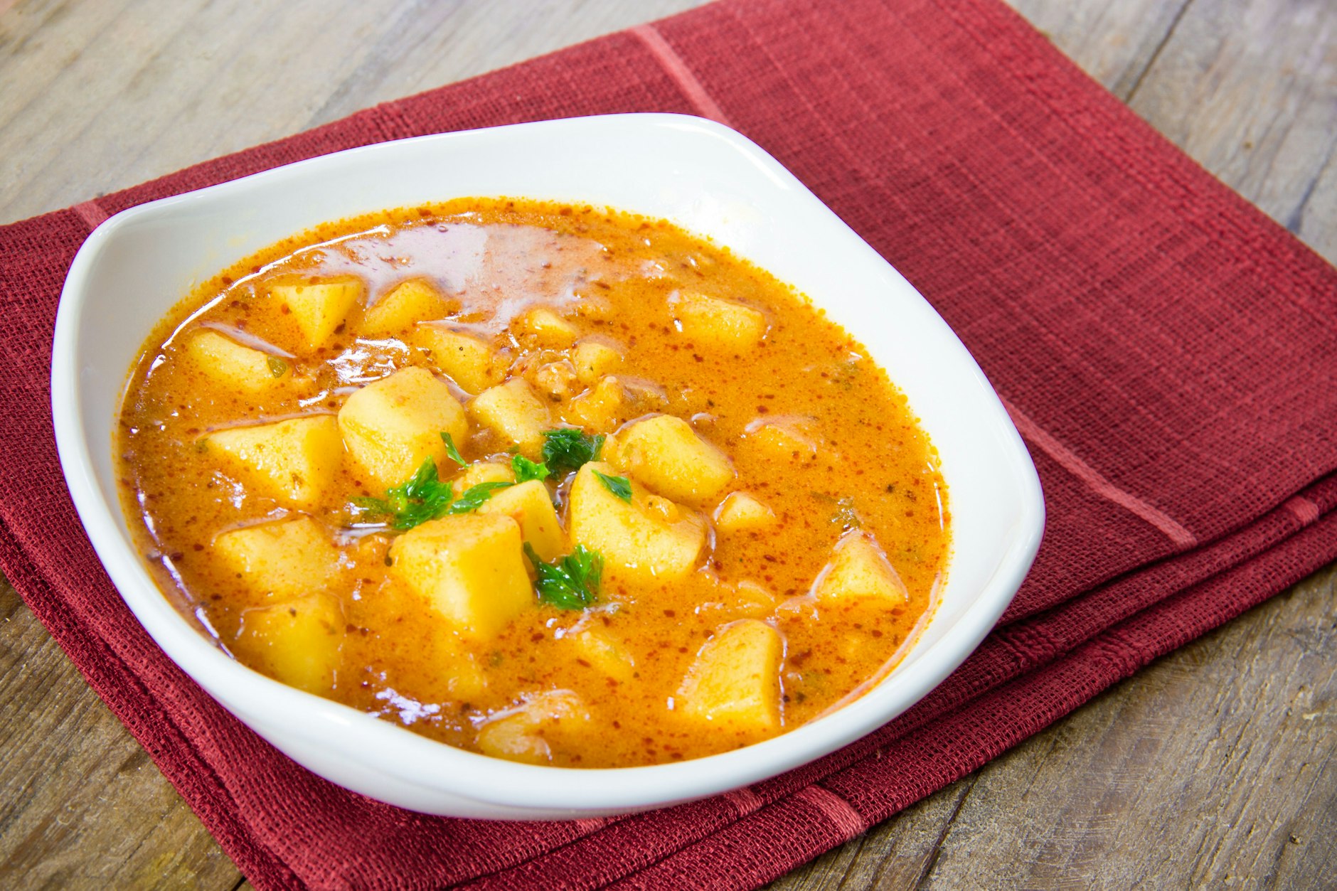 Leckeres Kartoffelgulasch nach Omas Rezept: Gulaschsuppe kann auch ohne Fleisch richtig lecker sein!