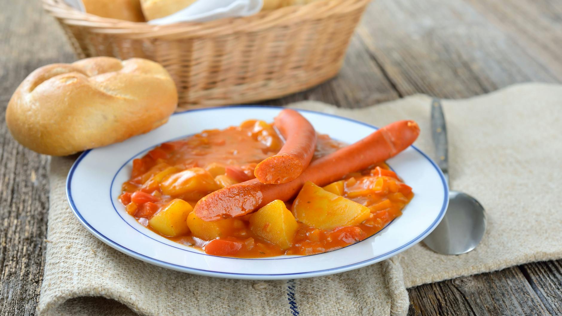 Wer gern Fleisch isst, kann auch Würstchen zum Kartoffelgulasch servieren. Einfach den Eintopf nach Rezept zubereiten und die Würstchen in der fertigen Suppe warm ziehen lassen.