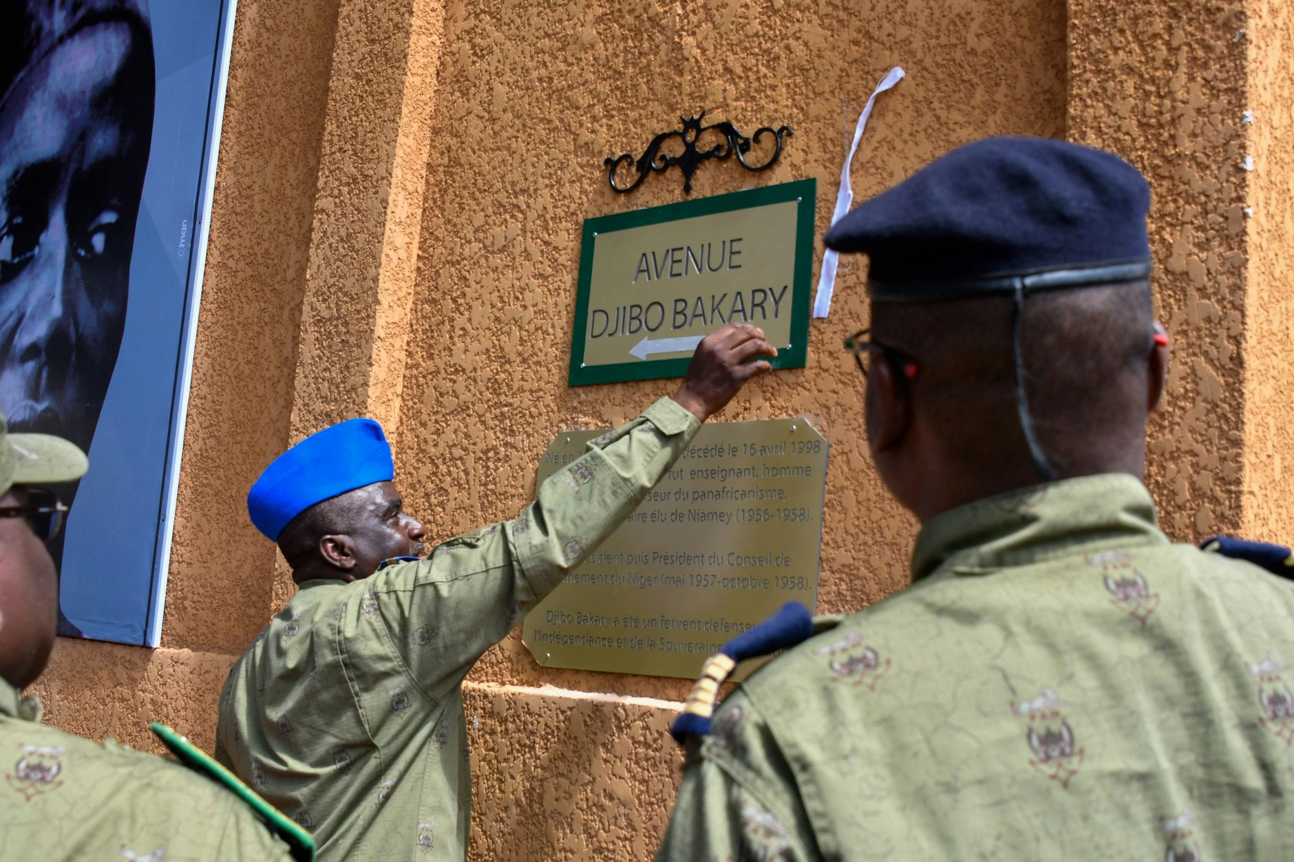 Dieses am 15. Oktober 2024 in Niamey aufgenommene Foto zeigt die offizielle Enthüllung der neuen Plakette an der Avenue General Charles de Gaulle, die in Avenue Djibo Bakary umbenannt wurde, während einer Namensumgebungszeremonie.