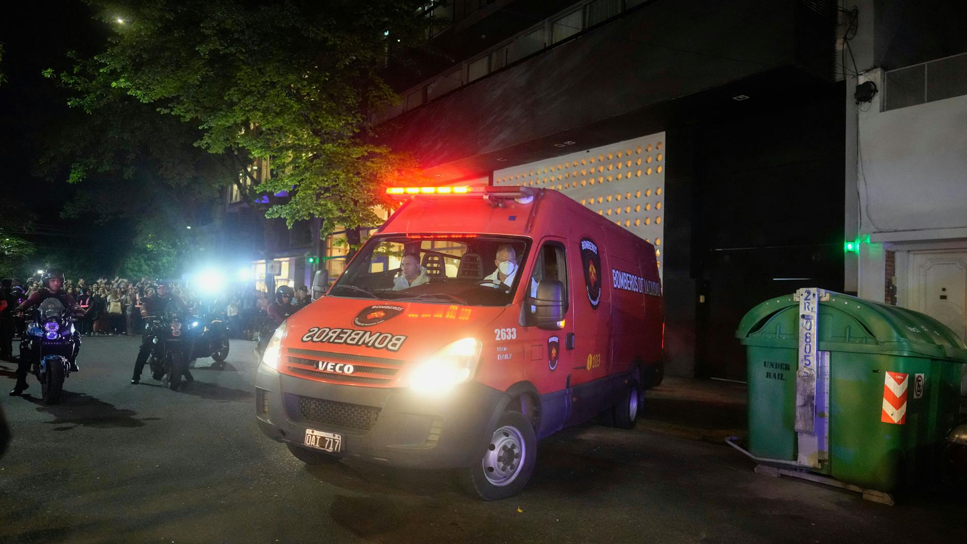 Ein Krankenwagen mit der Leiche des ehemaligen „One Direction“-Stars Liam Payne verlässt das Hotel, in dem er tot aufgefunden wurde