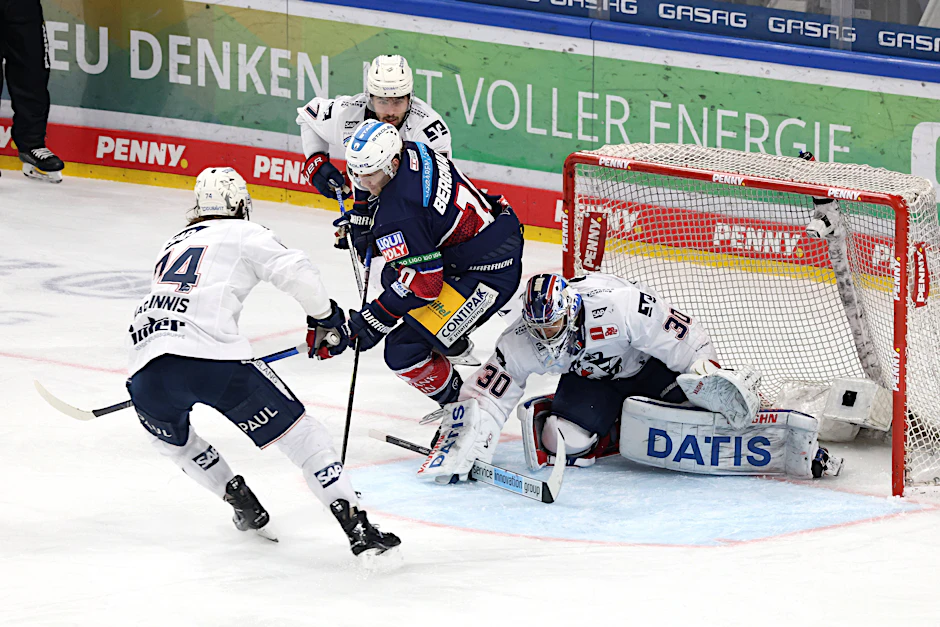 Die Fans dürfen sich auf Freitag freuen: Zwischen den Eisbären Berlin und den Adler Mannheim geht es immer heiß her.&nbsp;