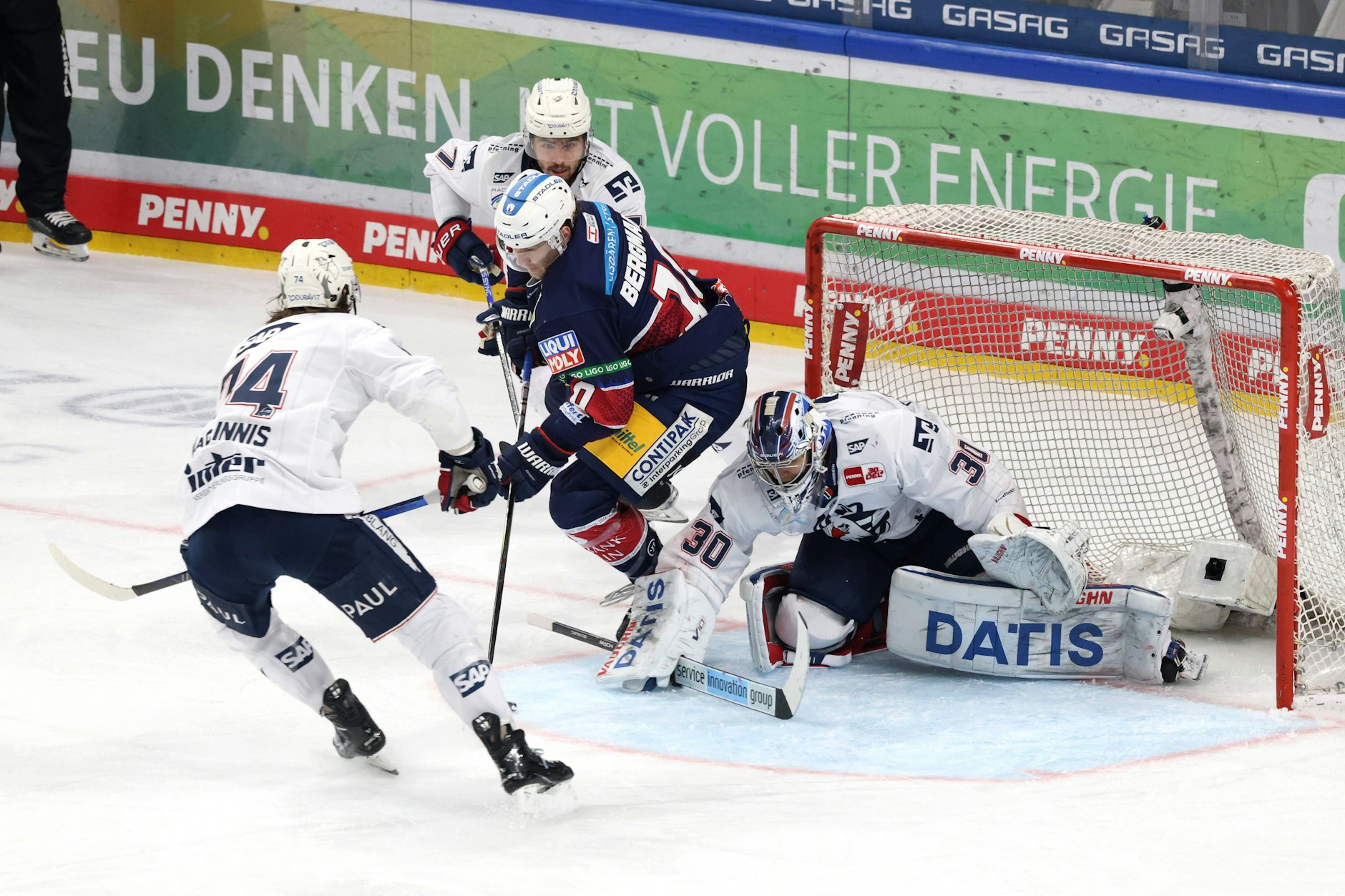 Die Fans dürfen sich auf Freitag freuen: Zwischen den Eisbären Berlin und den Adler Mannheim geht es immer heiß her.&nbsp;