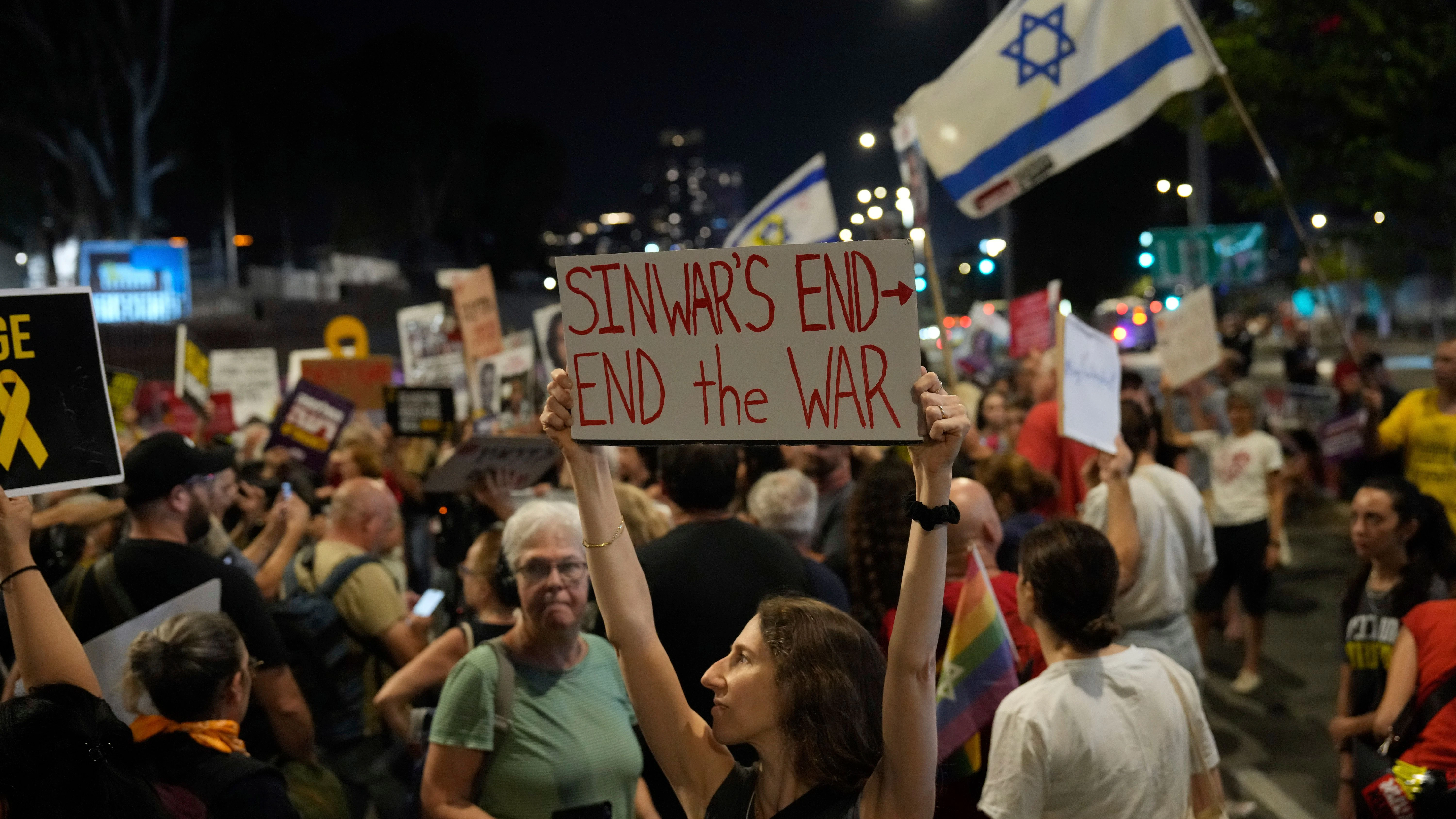 Eine Demonstrantin hält ein Schild in Bezug auf den Tod des Hamas-Führers Sinwar während einer Demonstration. Aber: Bedeutet sein Ende wirklich das Ende des Krieges?