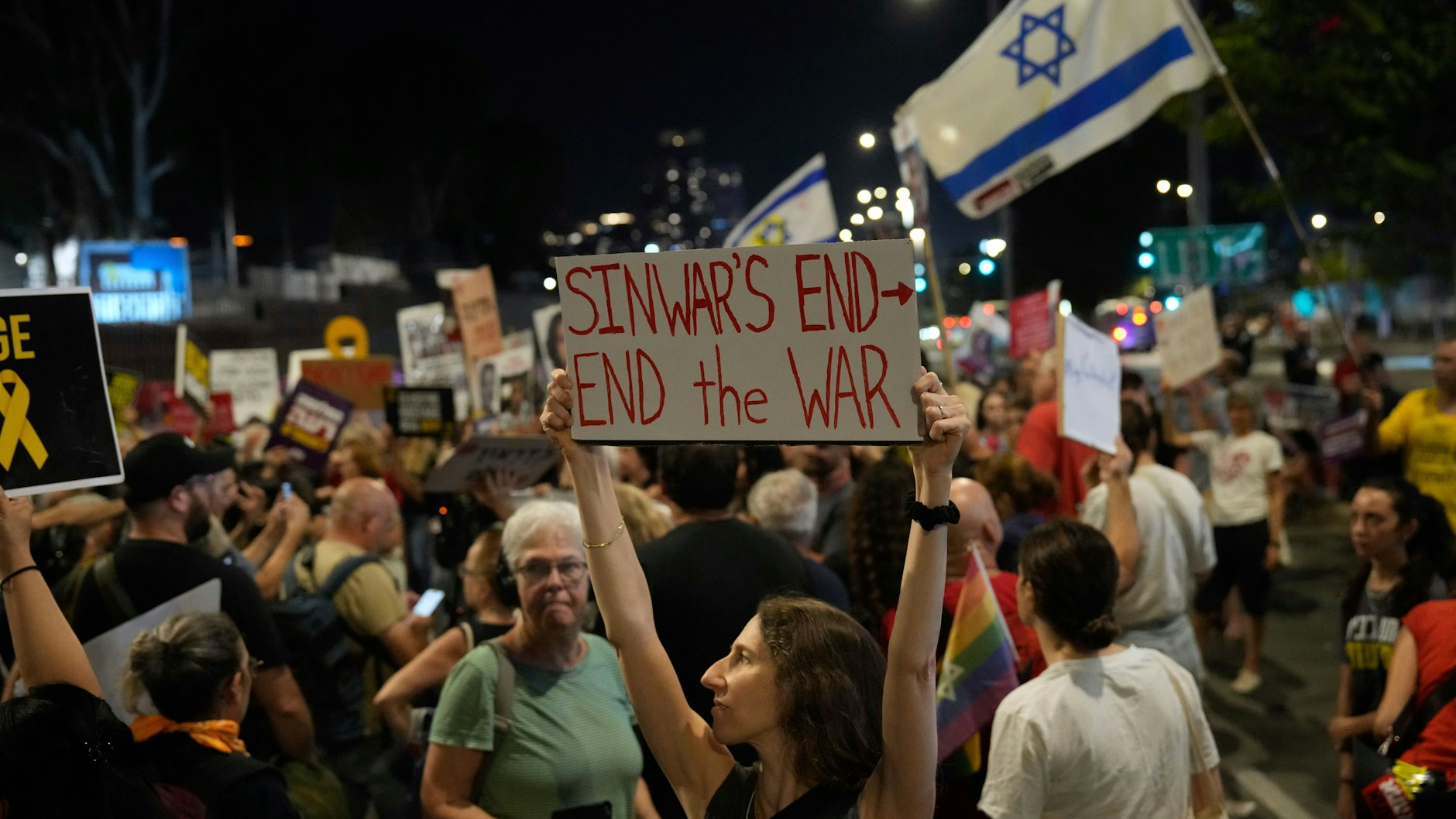 Eine Demonstrantin hält ein Schild in Bezug auf den Tod des Hamas-Führers Sinwar während einer Demonstration. Aber: Bedeutet sein Ende wirklich das Ende des Krieges?
