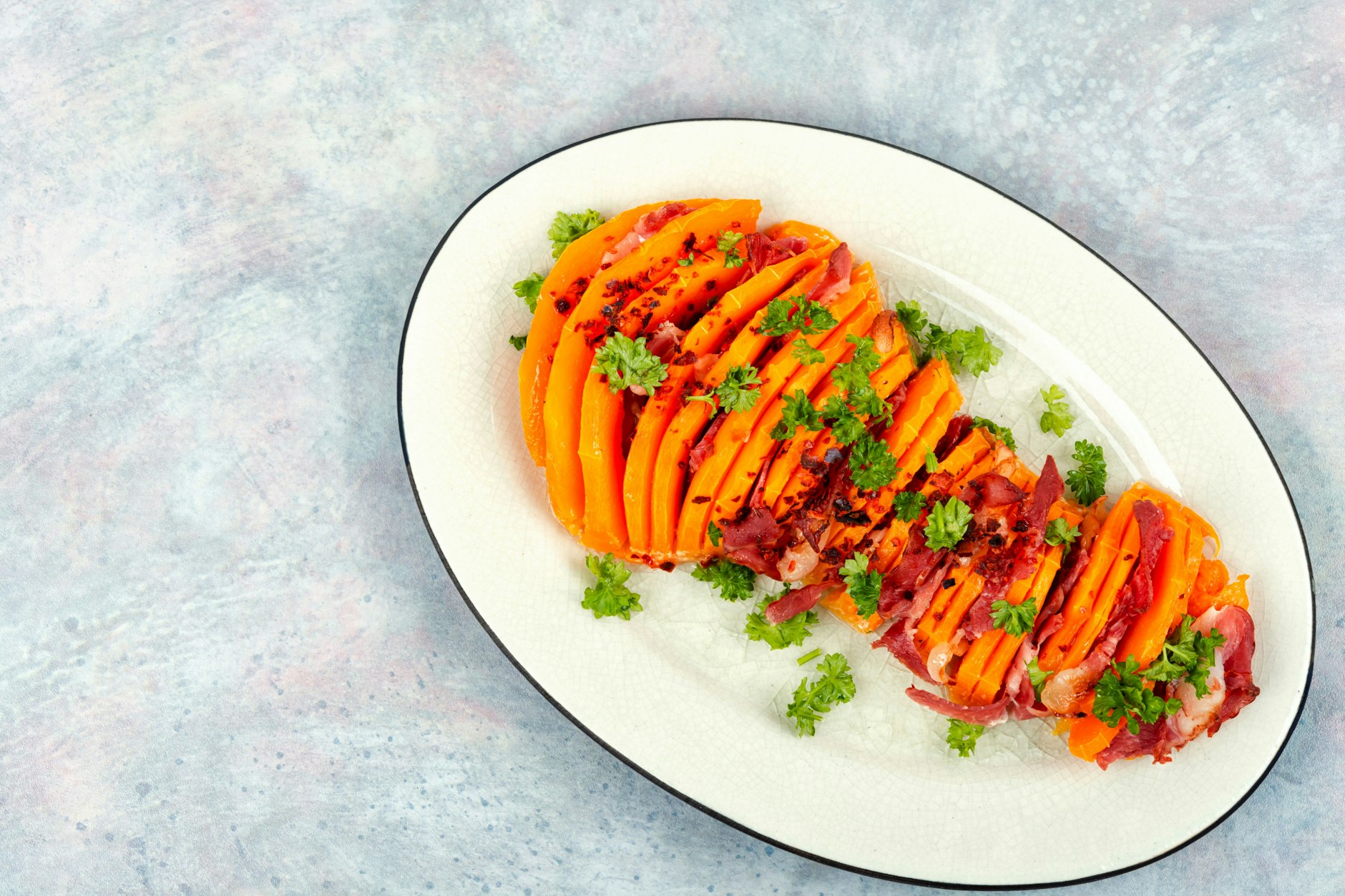 Das Rezept für gebackenen Kürbis mit Speck ist perfekt für den Herbst.