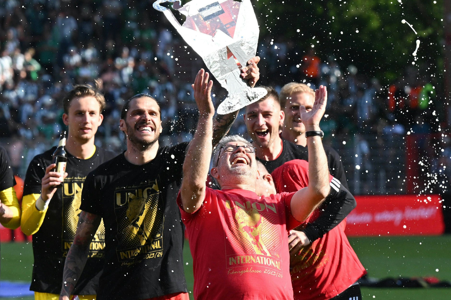 Der Höhepunkt: Urs Fischer (58) feiert mit dem 1. FC Union am Ende der Saison 2022/23 den Einzug in die Champions League.&nbsp;