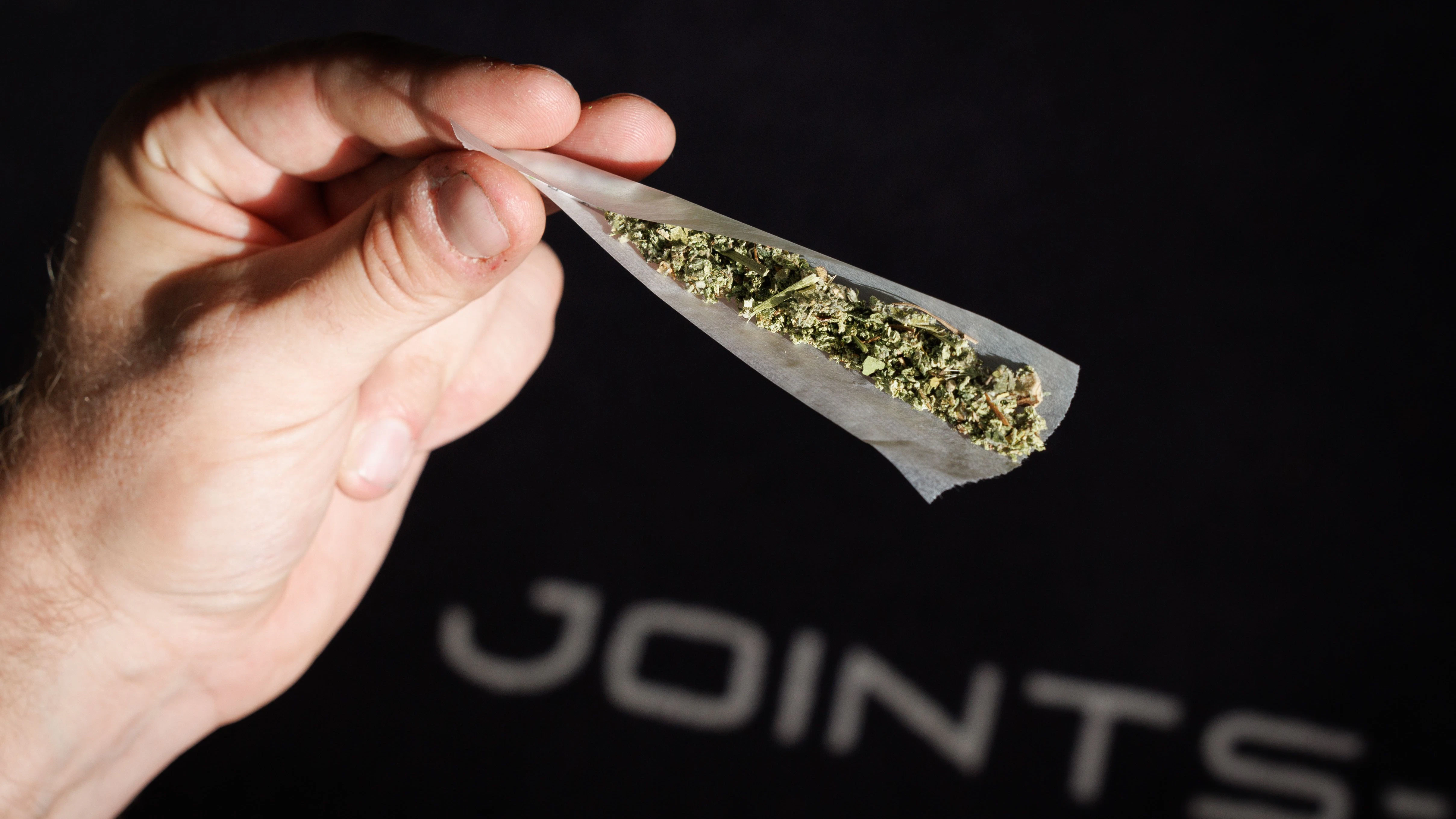 Ein Joint mit Cannabis - aber wie ist die Qualität? Anbauvereinigungen sollen dazu dienen, dass das Gras sauberer wird.