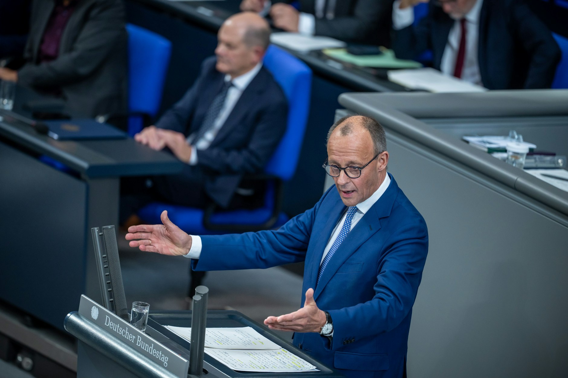 Friedrich Merz, CDU-Bundesvorsitzender und CDU/CSU-Fraktionsvorsitzender im Bundestag, spricht vor Bundeskanzler Olaf Scholz (SPD) nach dessen Regierungserklärung zum EU-Gipfel im Bundestag.&nbsp;