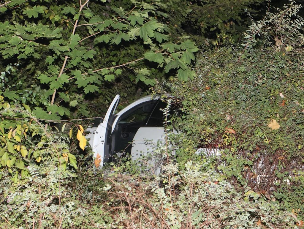 Spektakulärer Unfall in Neukölln: Flucht im geklauten Golf