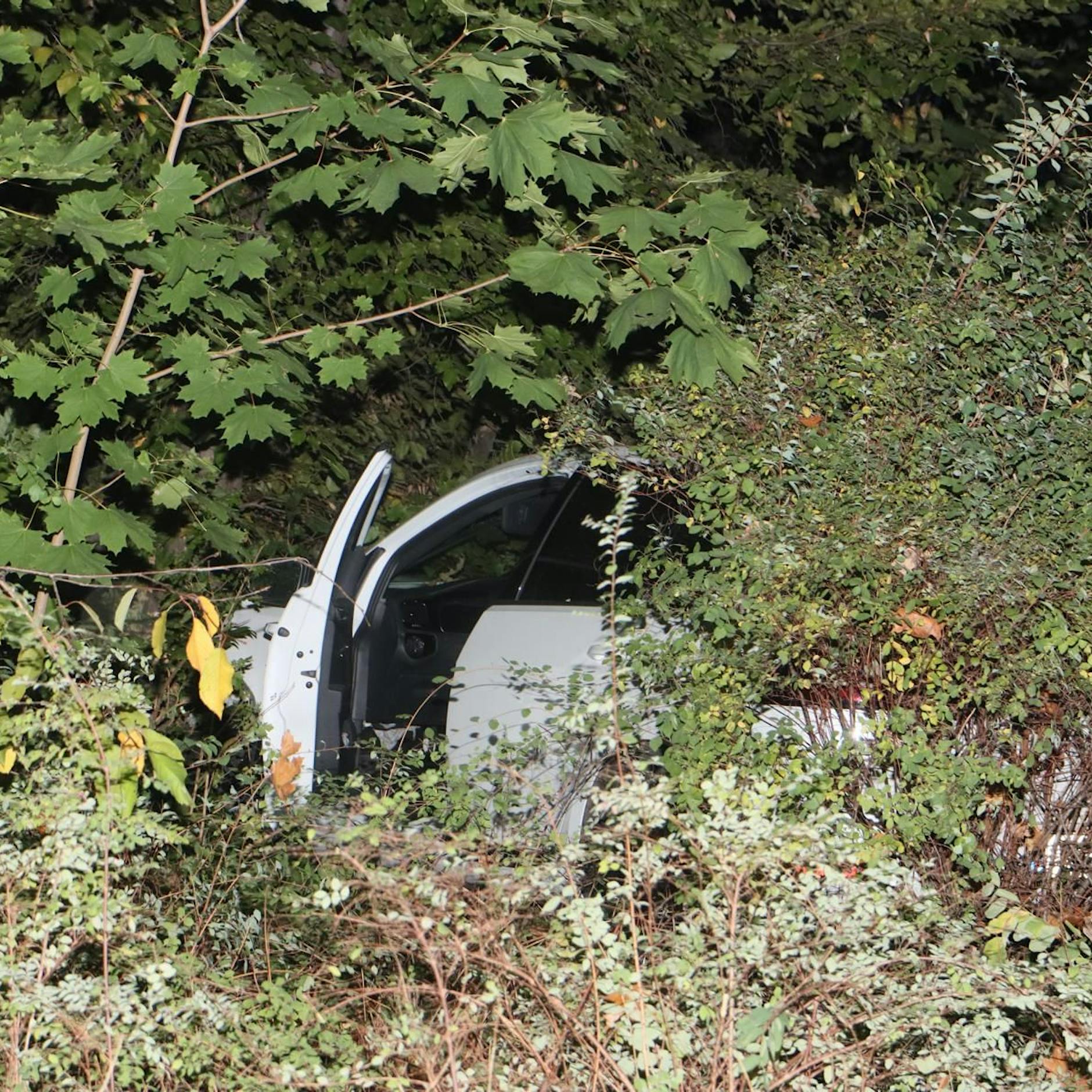 Spektakulärer Unfall in Neukölln: Flucht im geklauten Golf