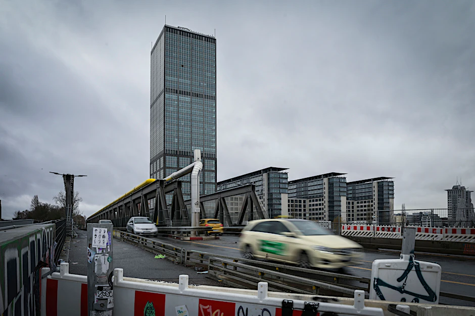 An der Elsenbrücke wird an diesem Wochenende gebaut. Autofahrer müssen auf die Oberbaumbrücke ausweichen.&nbsp;