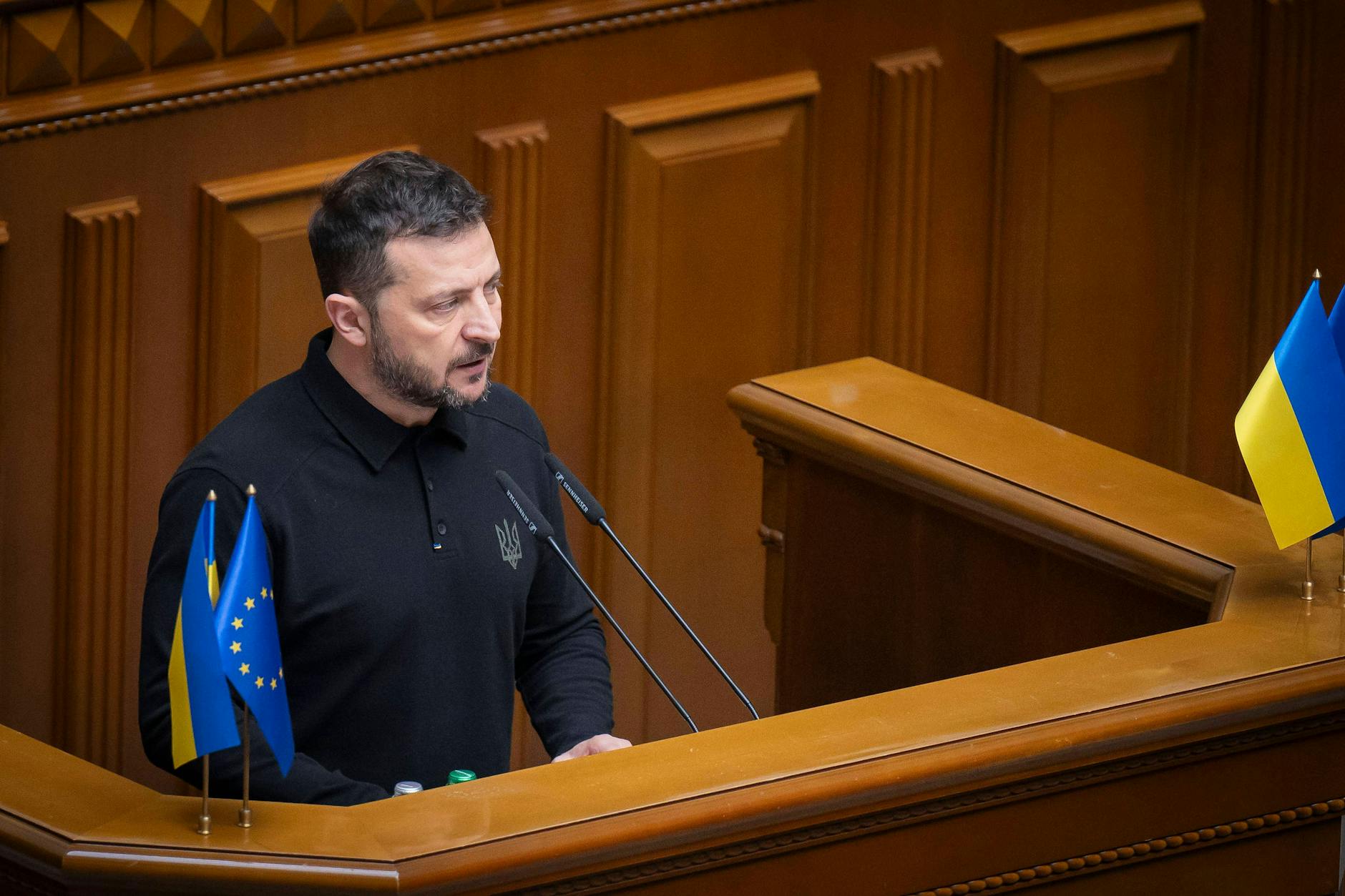 Der ukrainische Präsident Wolodymyr Selenskyj präsentiert seinen „Siegesplan“ im Parlament.