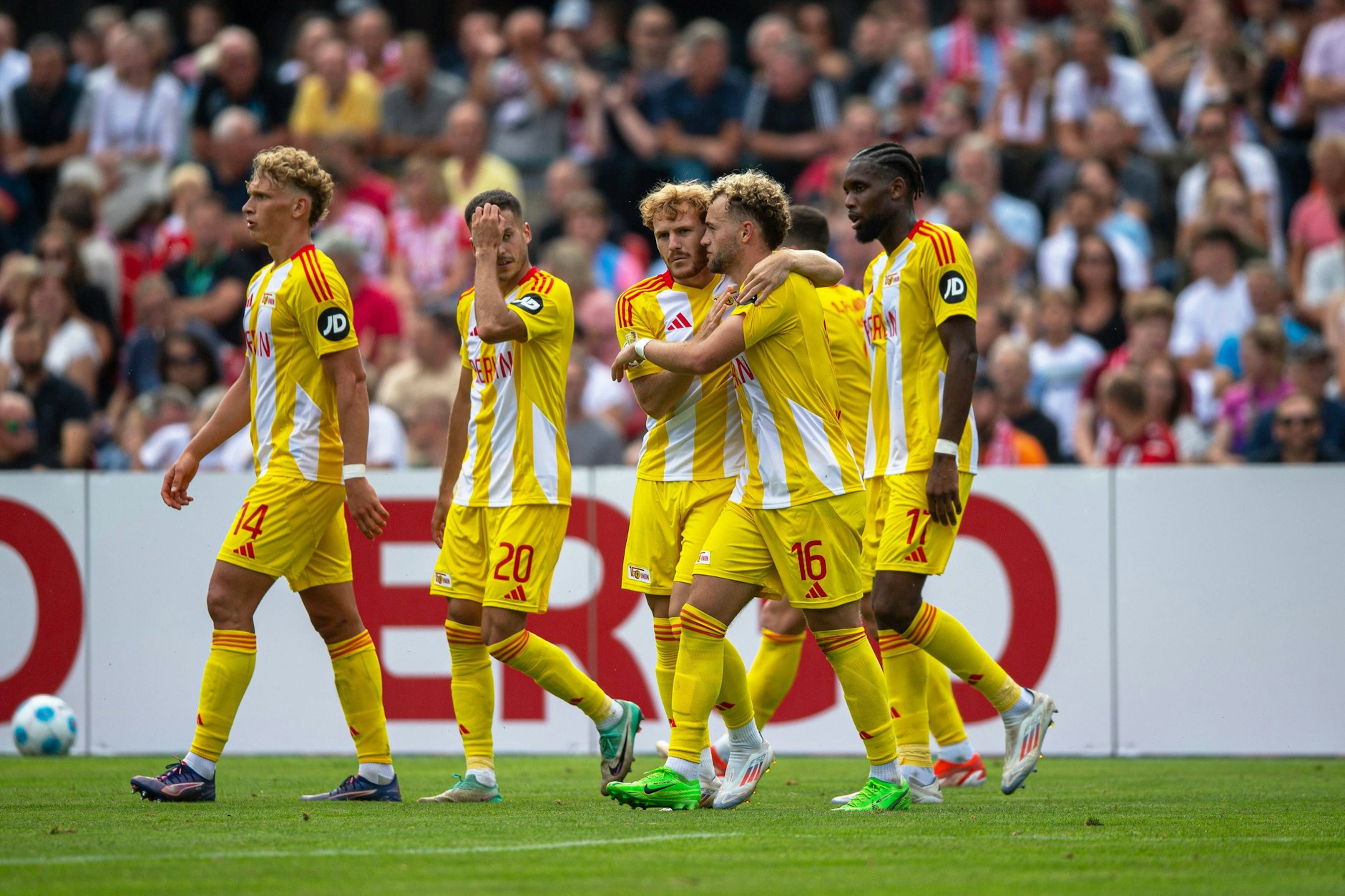 Puh: Yorbe Vertessen (M.) rettete den 1. FC Union nach seiner Einwechslung mit seinem Tor beim 1:0-Sieg im DFB-Pokal in Greifswald.