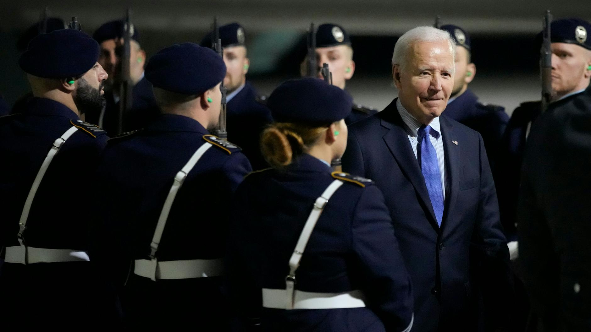 US-Präsident Joe Biden beim Empfang am Flughafen BER.