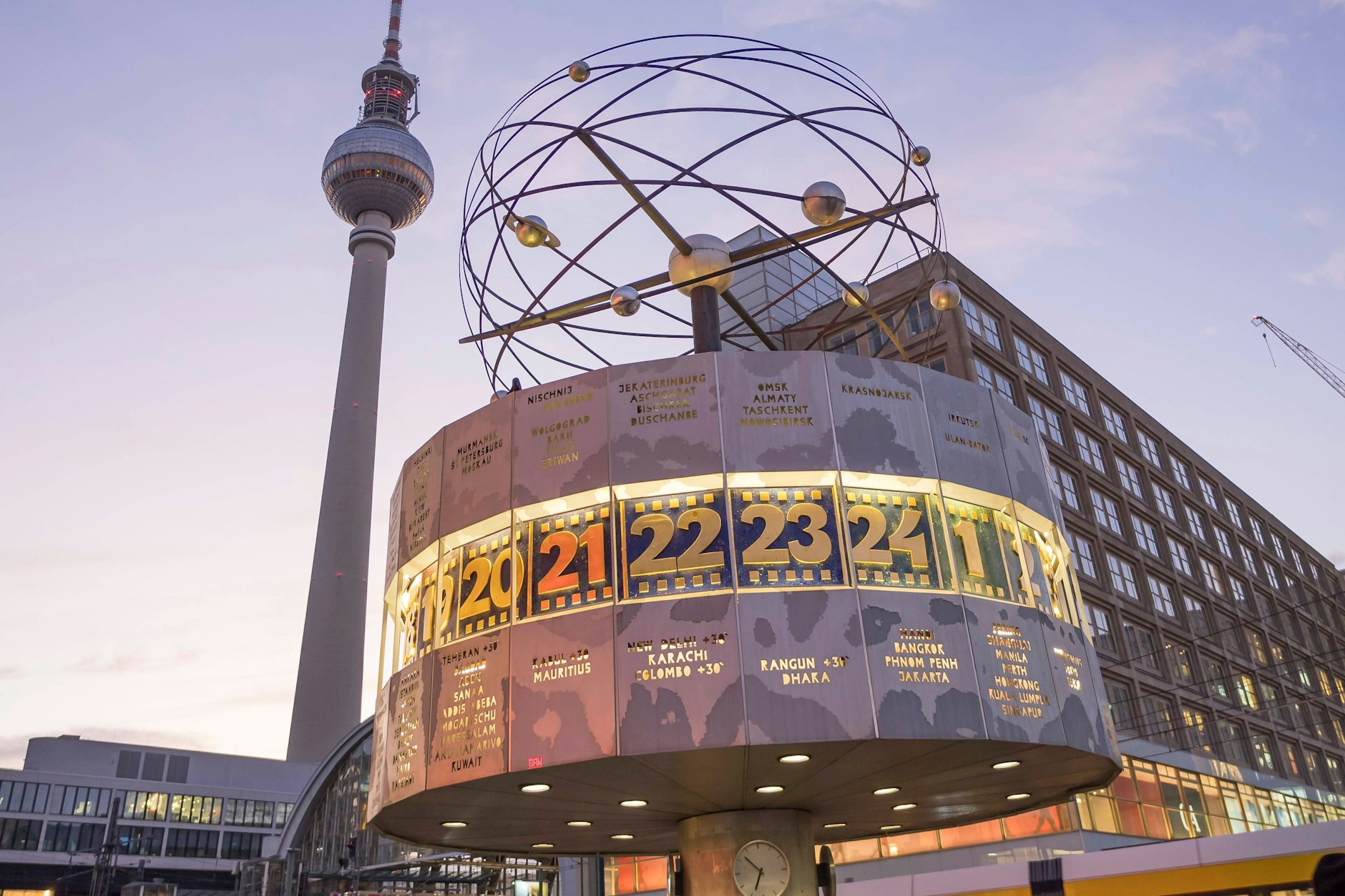 Die Weltzeituhr am Berliner Alexanderplatz ist nicht nur eine schnöde Sehenswürdigkeit, sondern ein Stück DDR-Geschichte.