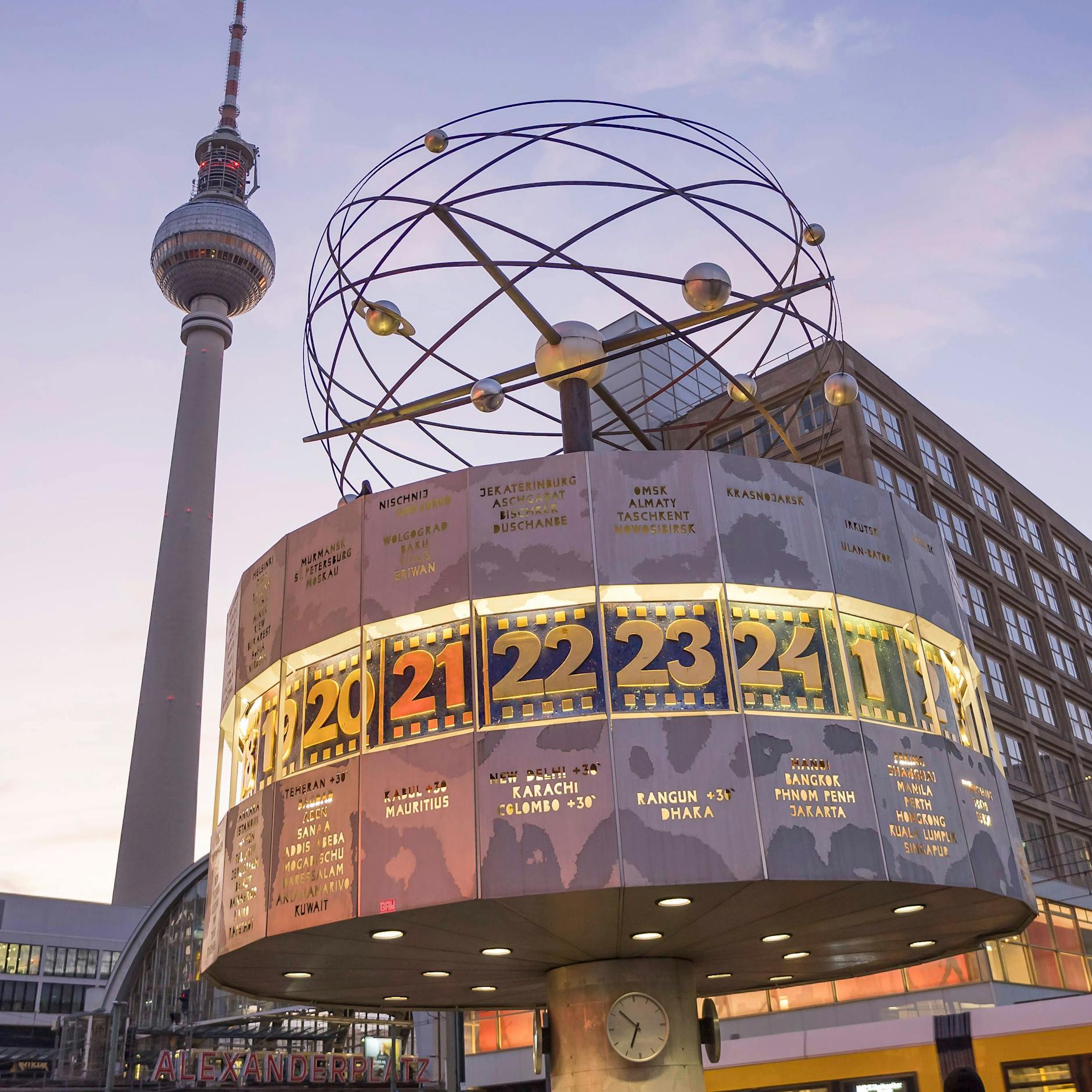 DDR-Ikone am Alex: So ziehen Berlin-Besucher über die Weltzeituhr her!