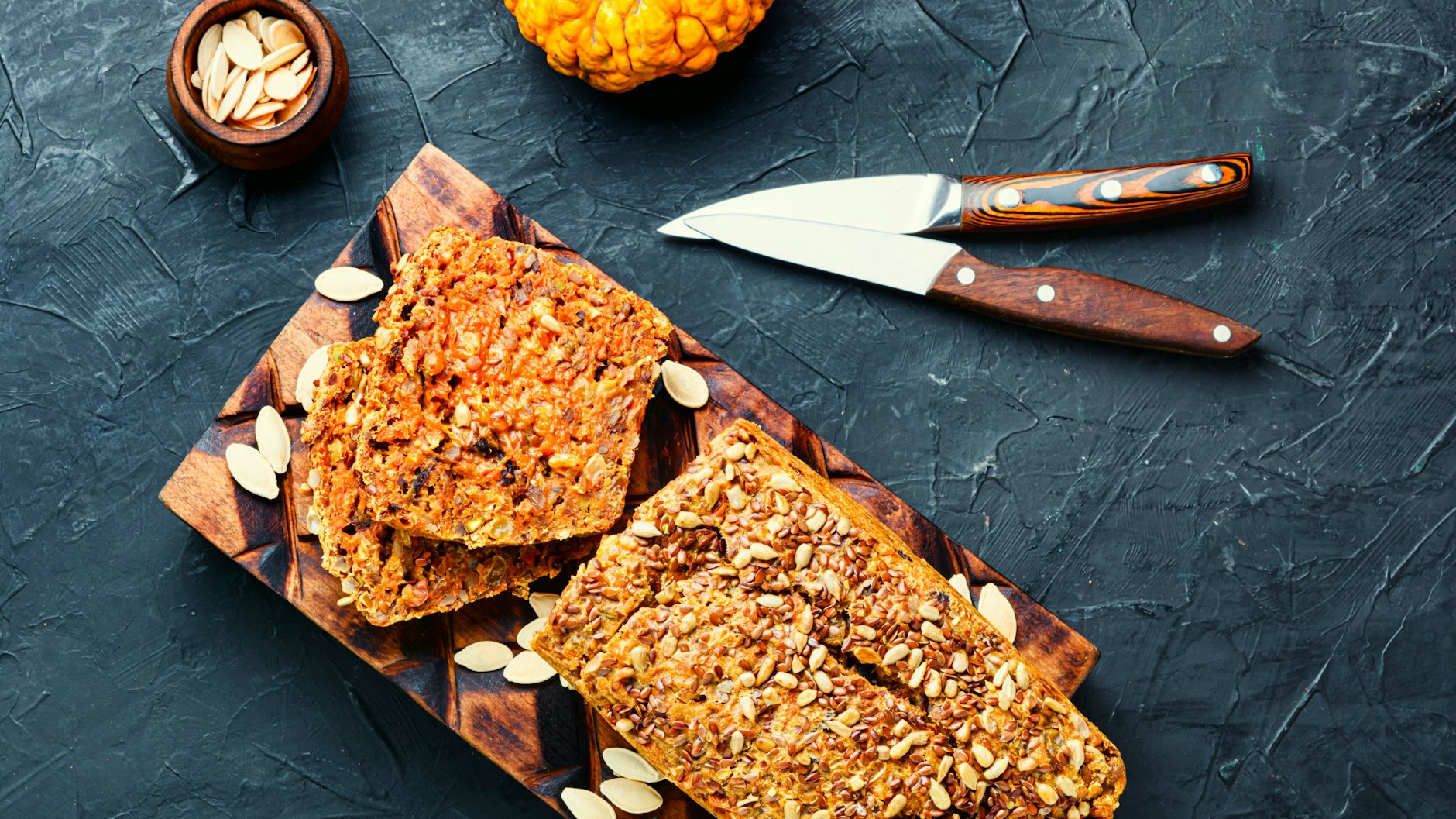 Das Rezept für Kürbisbrot können Sie nach Belieben variieren, zum Beispiel mit Körnern verfeinern. 