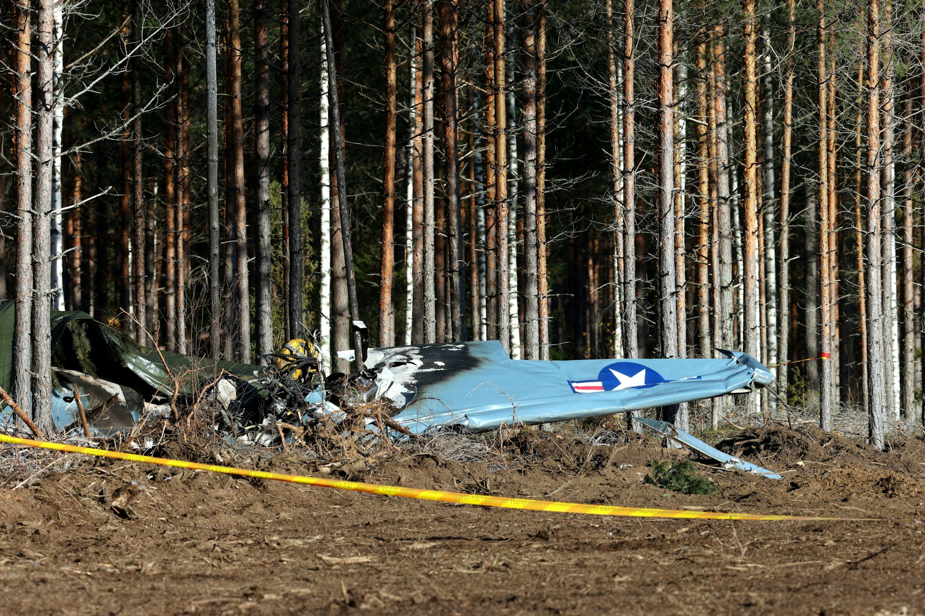 Das abgestürztes Kleinflugzeug am Waldrand des Flughafens Räyskälä in Finnland.