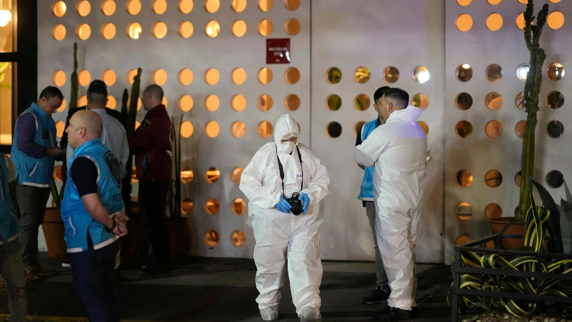 Forensische Ermittler stehen vor dem Hotel, in dem der ehemalige „One Direction“-Stars Liam Payne tot aufgefunden wurde,