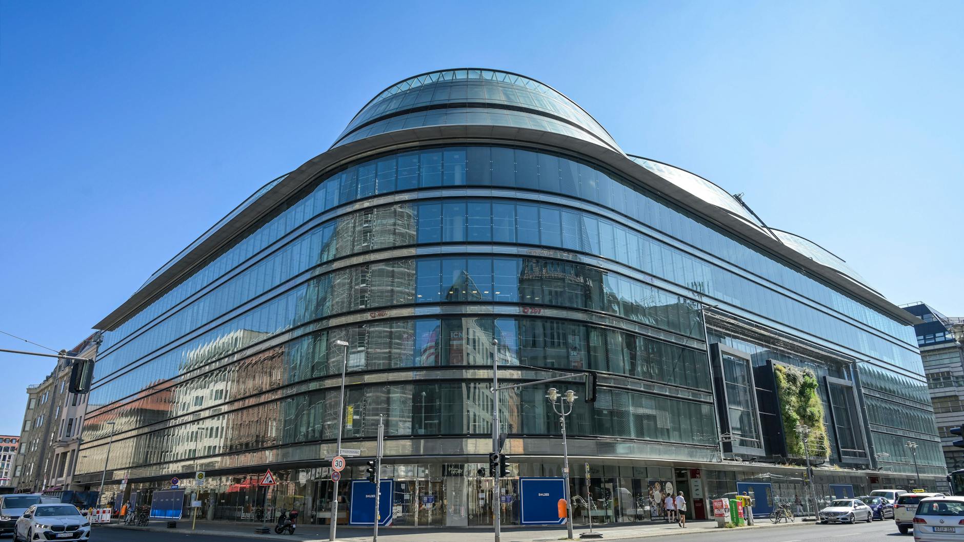 Die früheren Galeries Lafayette an der Friedrichstraße in Berlin. Auch hier könnte die Landesbibliothek rein.