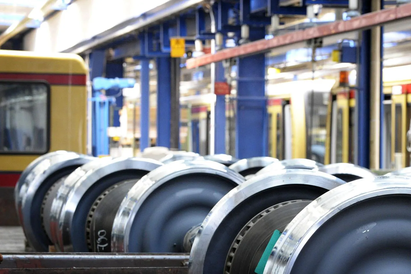 Im Sommer 2009 erreicht die Berliner S-Bahn-Krise ihren Höhepunkt. Weil Wartungsmängel und Versäumnisse ans Tageslicht kommen, erhalten S-Bahnen neue Radsätze – hier in Schöneweide.