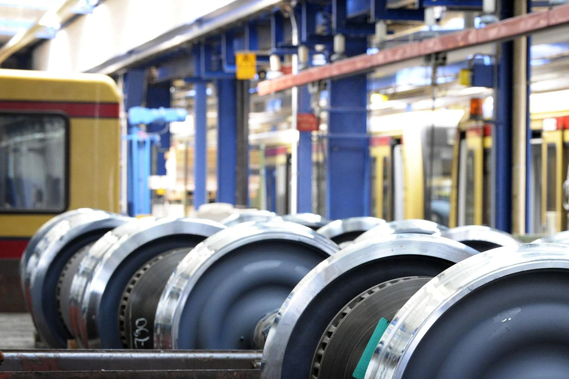 Im Sommer 2009 erreicht die Berliner S-Bahn-Krise ihren Höhepunkt. Weil Wartungsmängel und Versäumnisse ans Tageslicht kommen, erhalten S-Bahnen neue Radsätze – hier in Schöneweide.