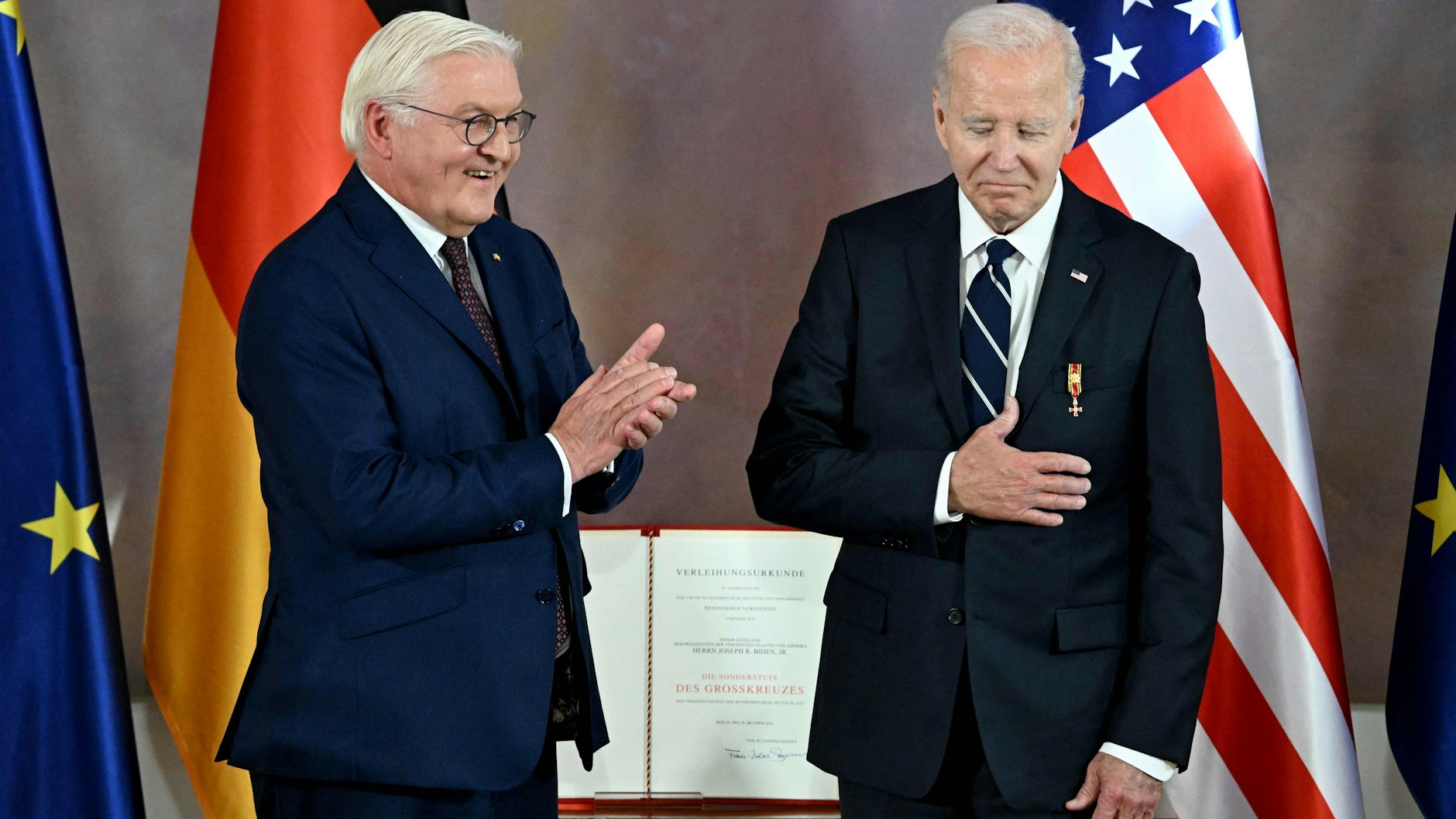 Bundespräsident Frank-Walter Steinmeier (li.) überreichte dem US-Präsidenten den höchsten deutschen Orden.