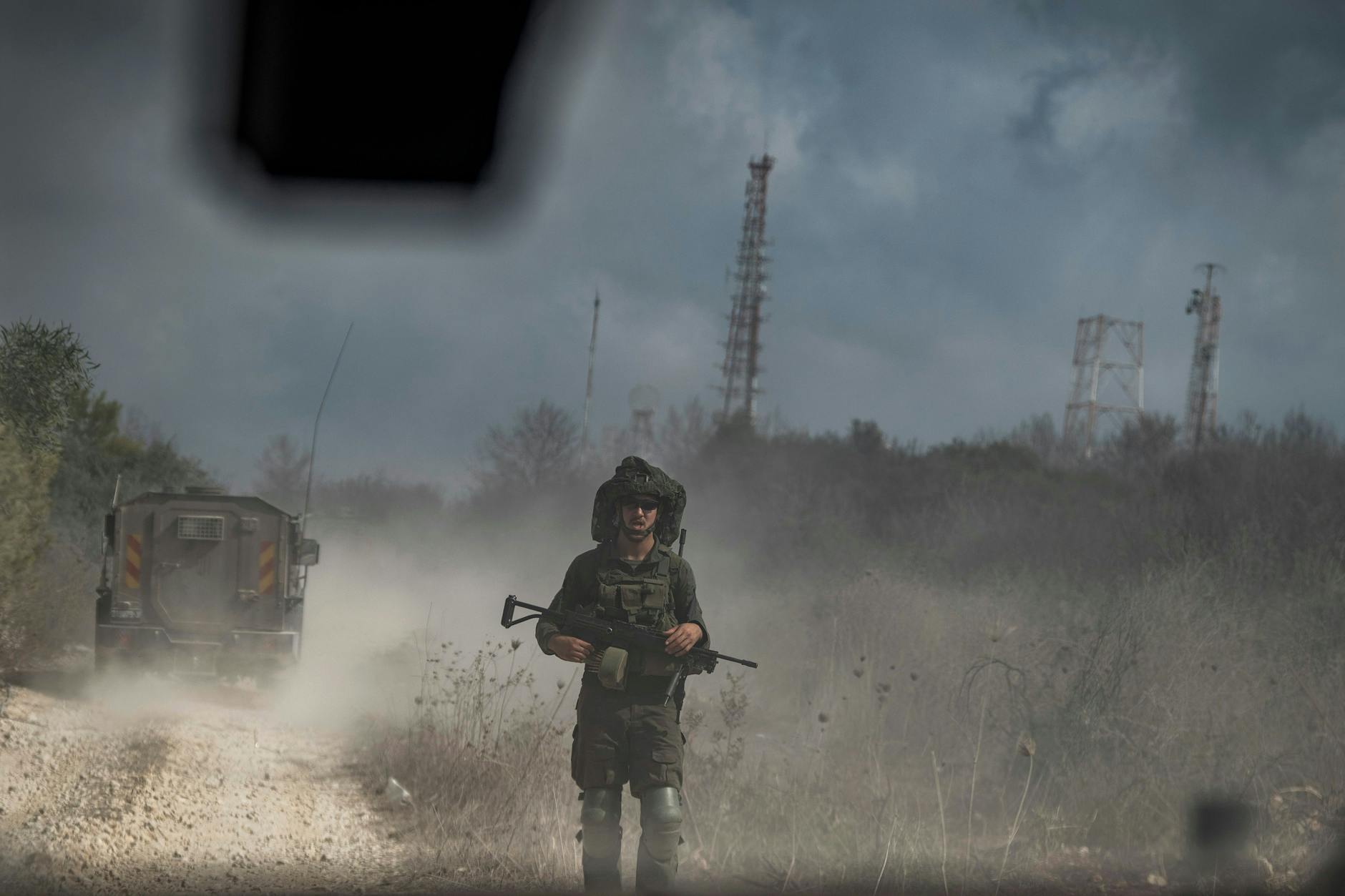 Ein Foto, das während eines Einsatzes der israelischen Verteidigungskräfte (IDF) aufgenommen und vor der Veröffentlichung von der Zensurbehörde der IDF geprüft wurde, zeigt israelische Verteidigungskräfte bei einer Patrouille im südlibanesischen Dorf Nakura an der Grenze zu Israel.