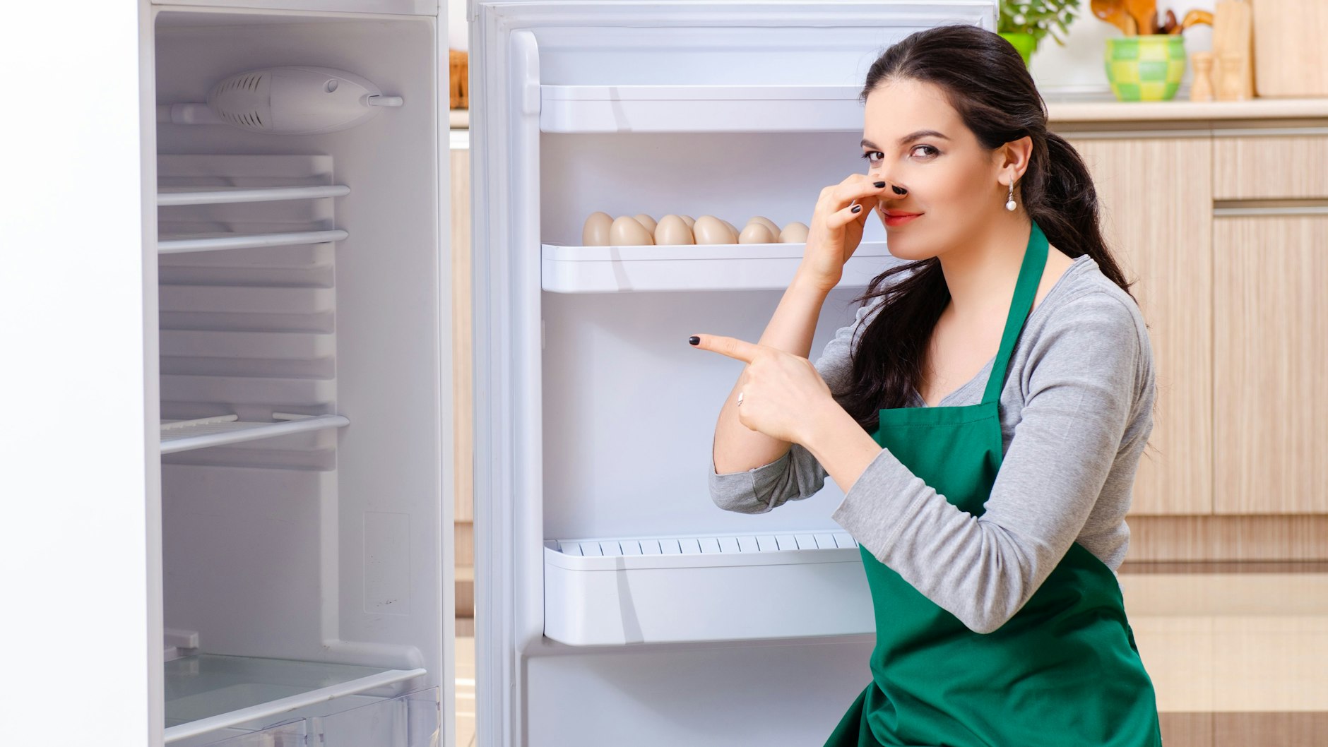 Wenn der Kühlschrank nach Wurst oder Fisch müffelt, hilft ein einfacher Trick um die Gerüche zu vertreiben.