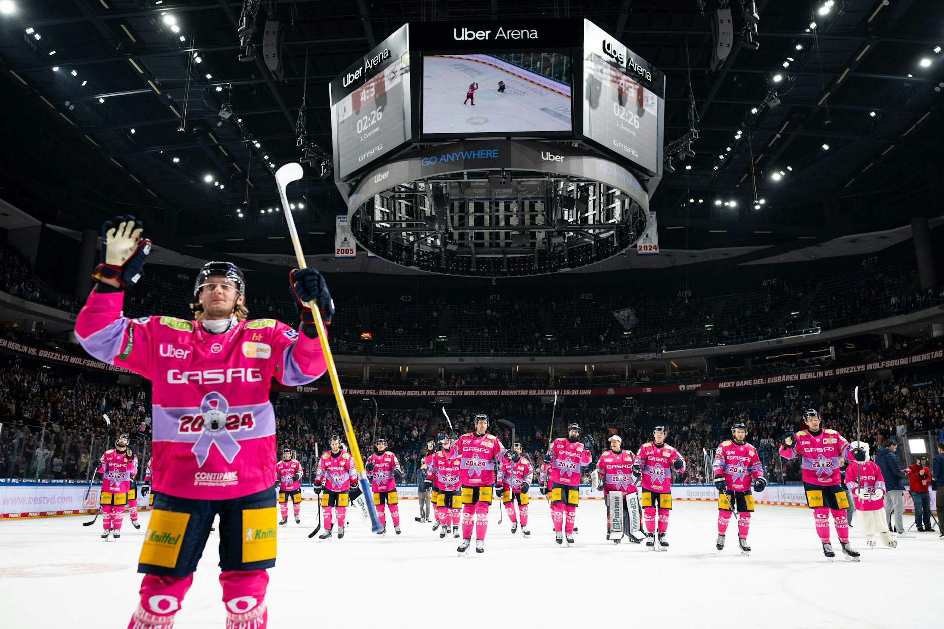 Siegtorschütze Manuel Wiederer (l.) lässt sich von den Fans der Eisbären Berlin feiern.