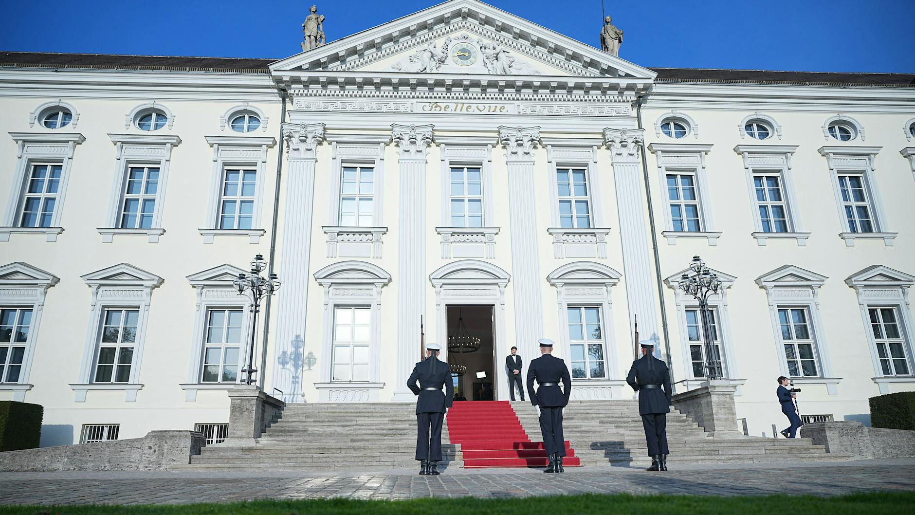 Soldaten des Wachbataillons der Bundeswehr stehen vor dem Schloss Bellevue und warten auf die Ankunft von US-Präsident Biden. 