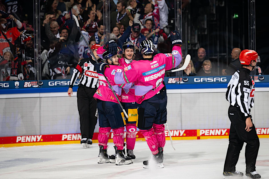 Ty Ronning, Manuel Wiederer und Kai Wissmann feiern den Eisbären-Sieg gegen den Erzrivalen Adler Mannheim.