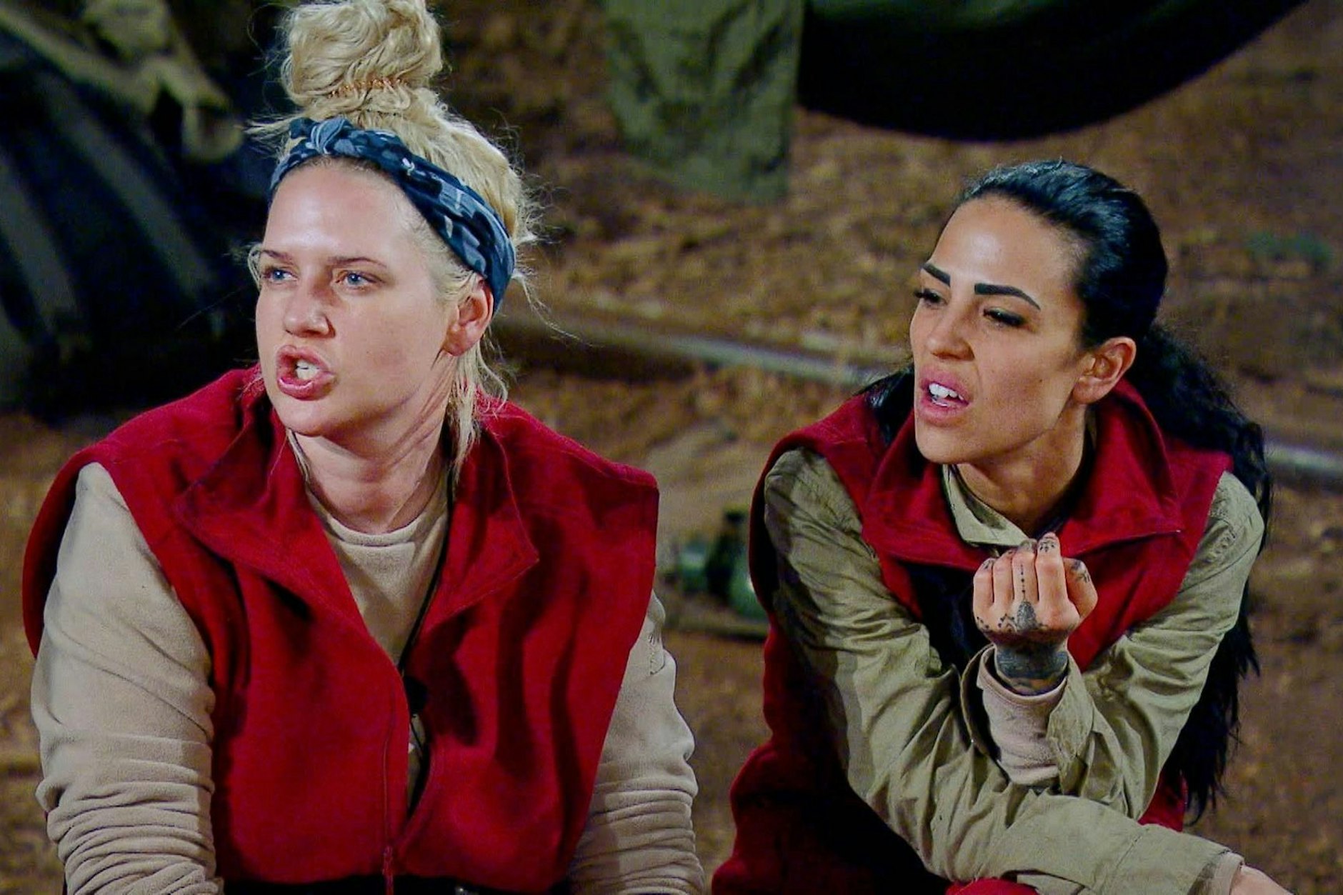 Sarah Knappik und Elena Miras zusammen bei „Ich bin ein Star – Showdown der Dschungel-Legenden“.