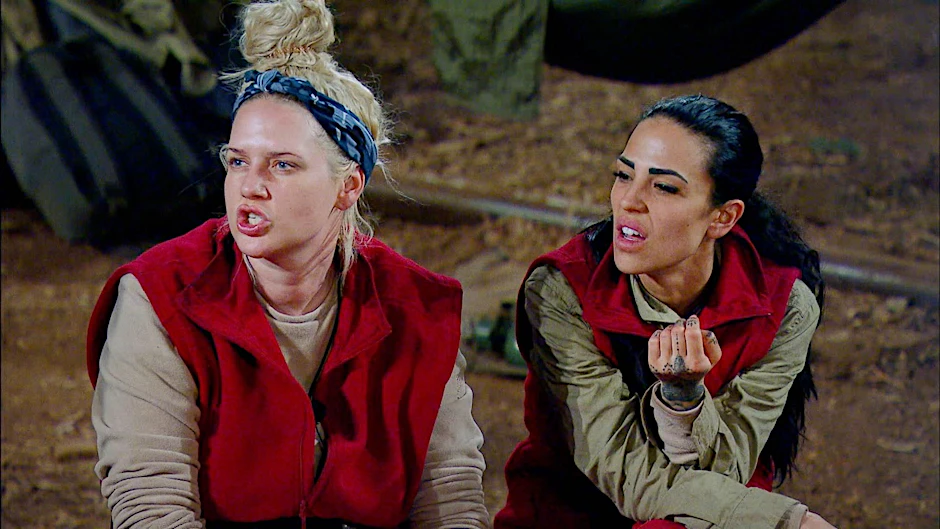 Sarah Knappik und Elena Miras zusammen bei „Ich bin ein Star – Showdown der Dschungel-Legenden“.
