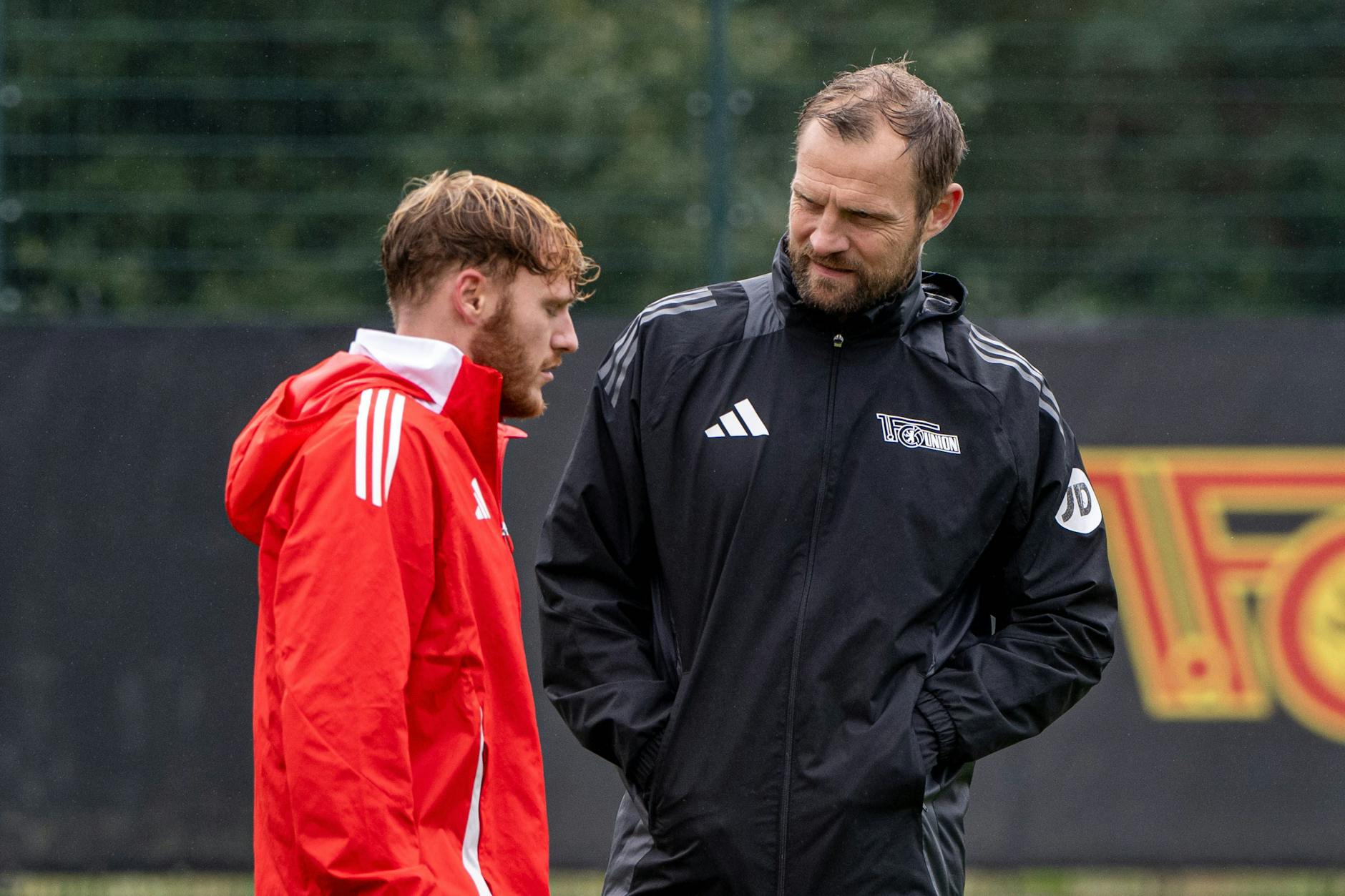 Union-Trainer Bo Svensson im Gespräch mit Stürmer Yorbe Vertessen.