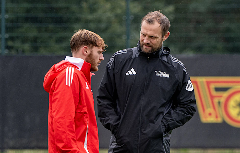 Union-Trainer Bo Svensson im Gespräch mit Stürmer Yorbe Vertessen.