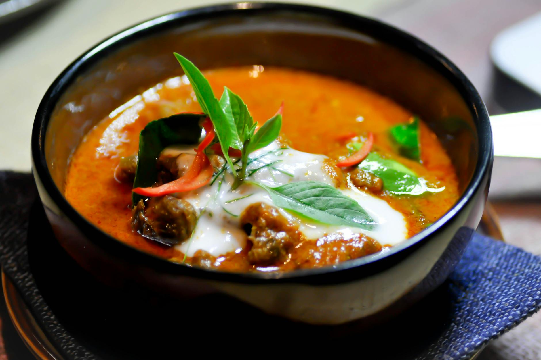 Für das gesunde, klassische Rote Thai-Curry aus der thailändischen Küche benötigt man lediglich einige wenige Zutaten wie Gemüse, Currypaste und Kokosmilch.