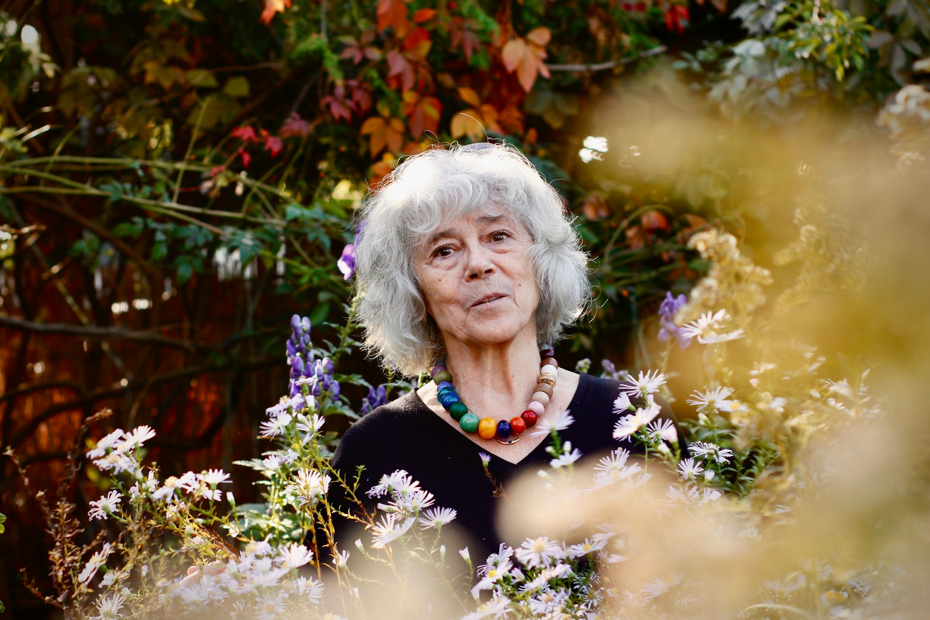 Zwischen bunten Blumen und alten Bäumen: Ursula Wünsch genießt die Natur in ihrem liebevoll gepflegten Garten in Berlin-Biesdorf. Hier kommen regelmäßig Tiere zu Besuch.