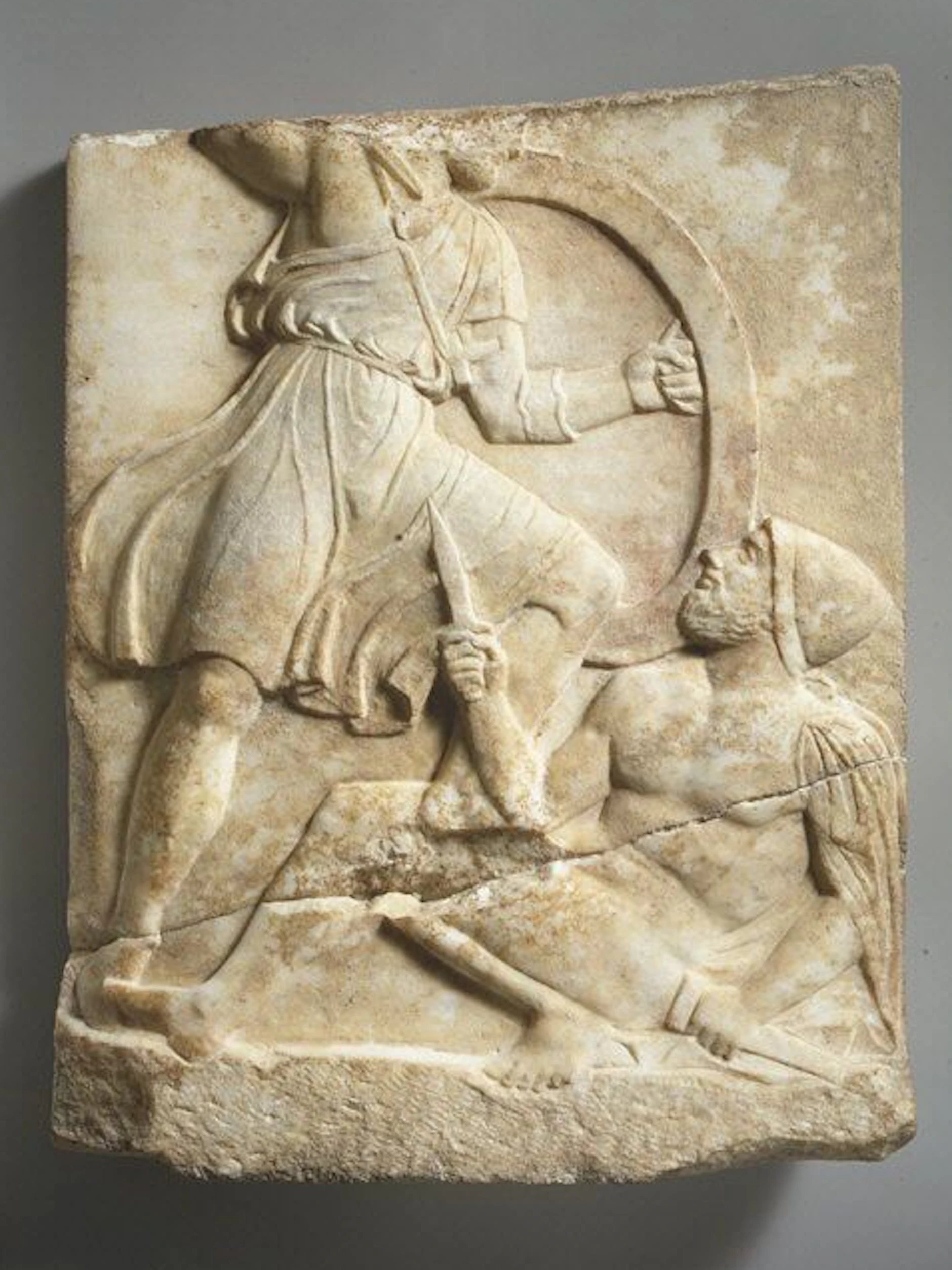 Kampf zweier Hopliten auf antiker griechischer Stele