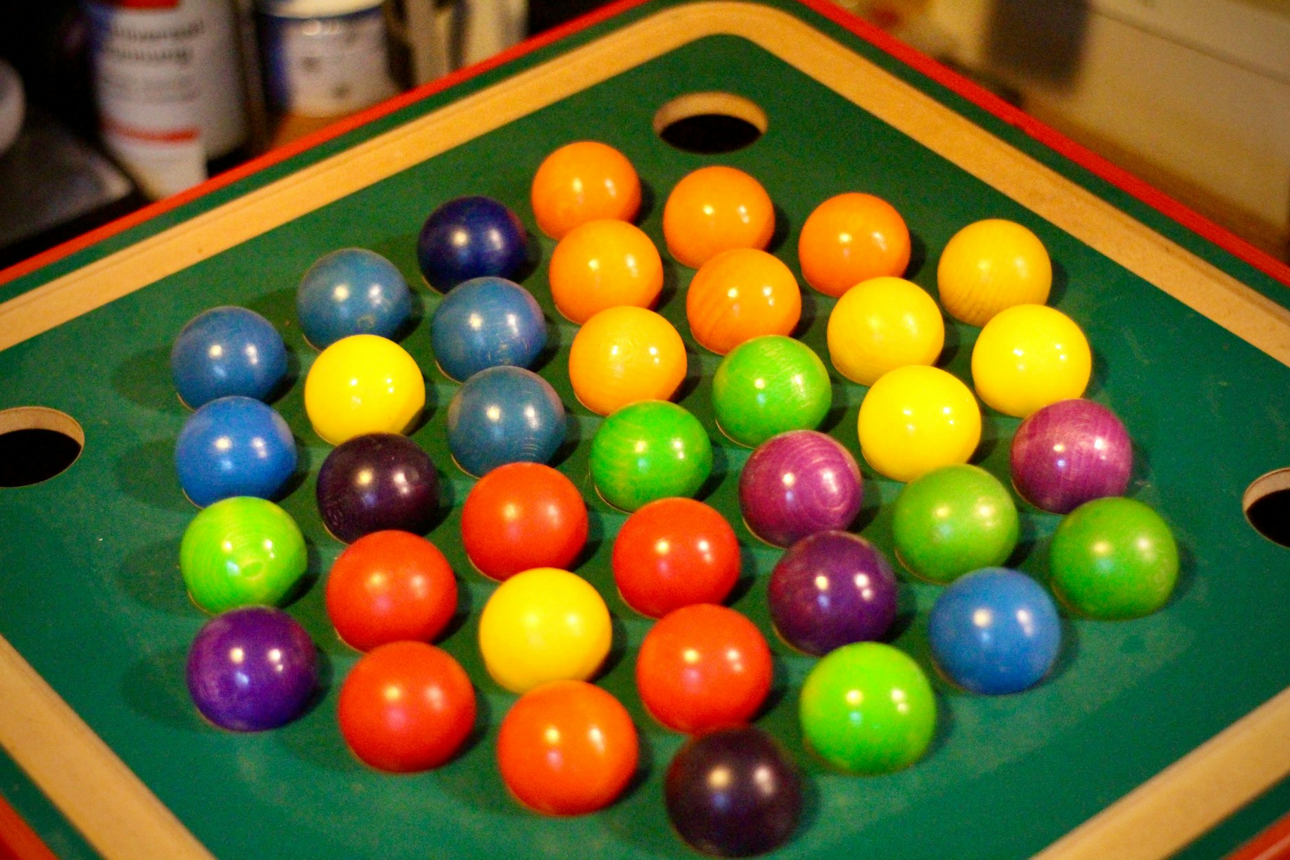 Die strapazierfähigen Spielmittel von Ursula Wünsch: Mit Liebe zum Detail gestaltet, halten sie dem manchmal wilden Spiel von Kindern über Generationen stand.