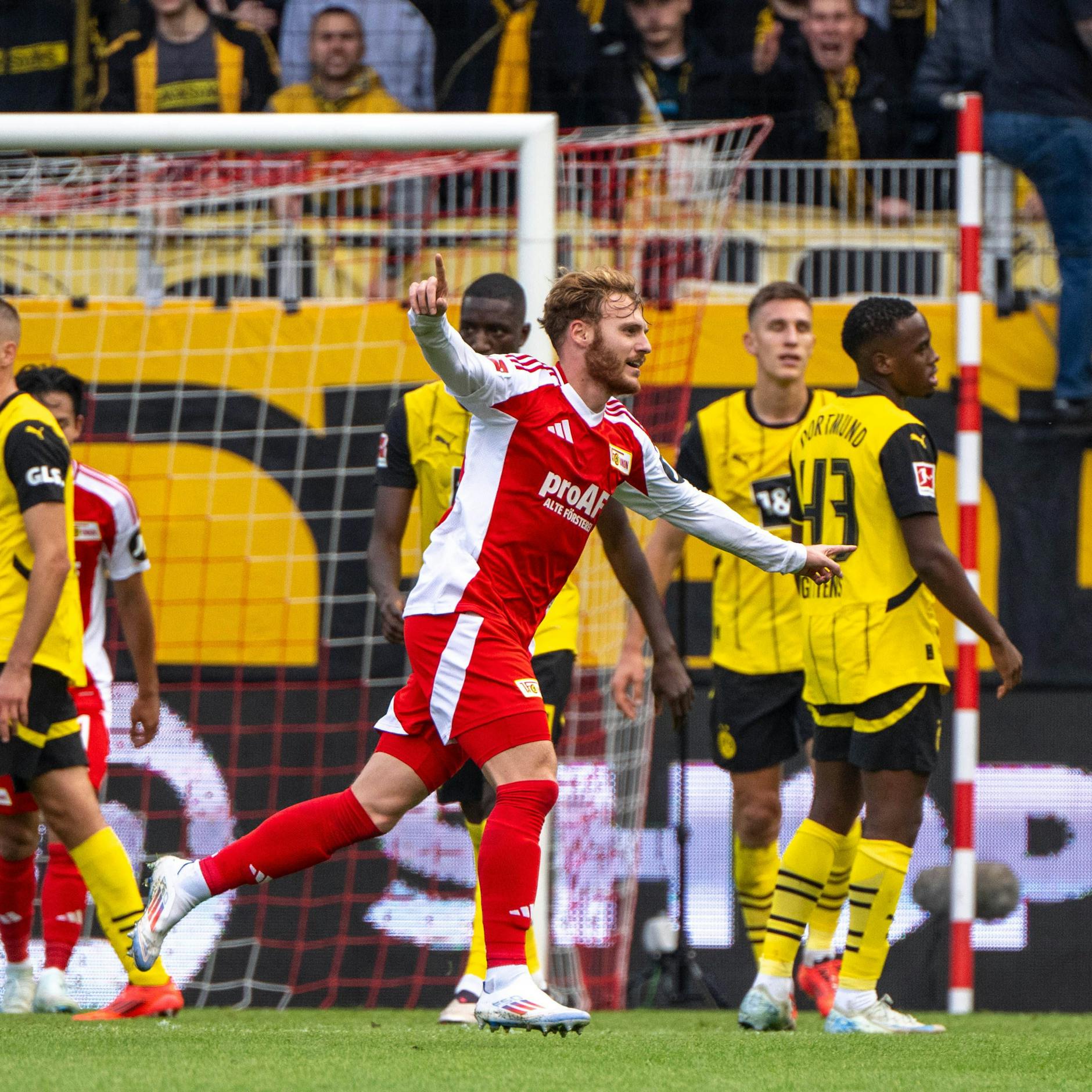 Union-Stürmer Yorbe Vertessen jubelt über sein erstes Saisontor im Heimspiel gegen Dortmund.
