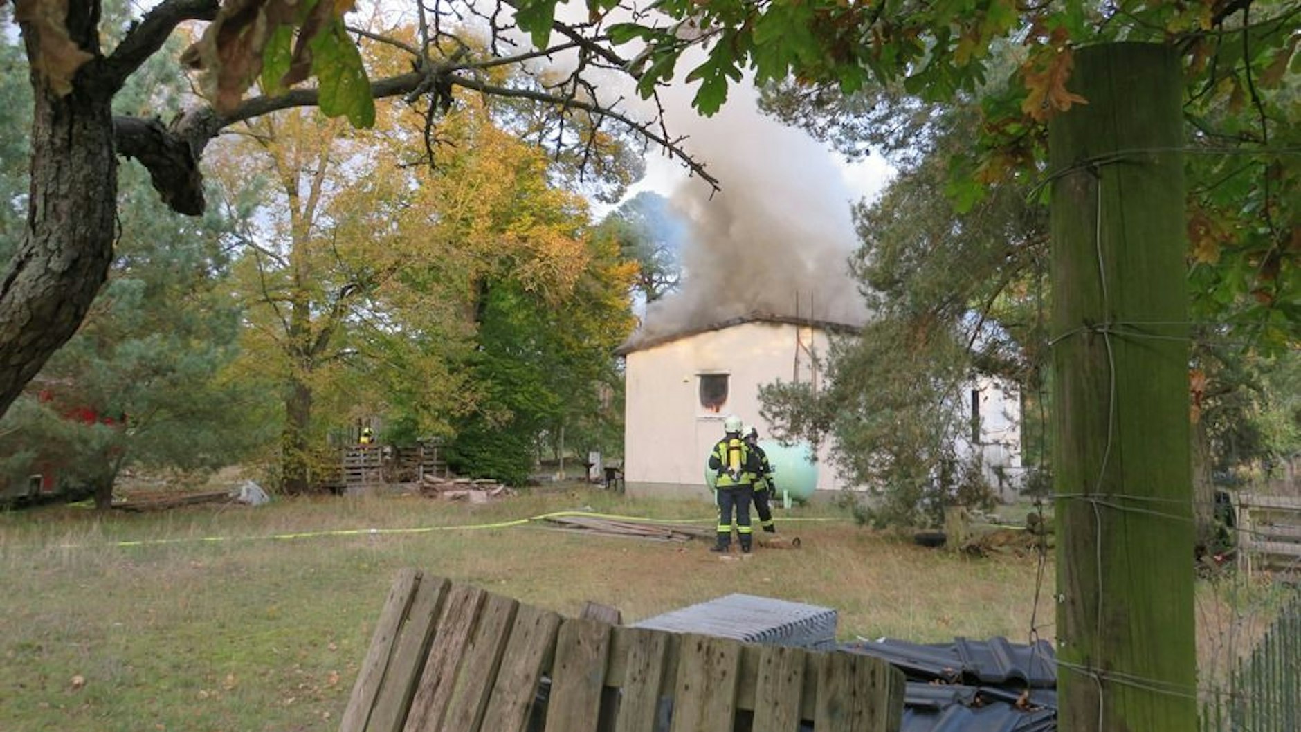 Feuerwehr am brennenden Gebäude.