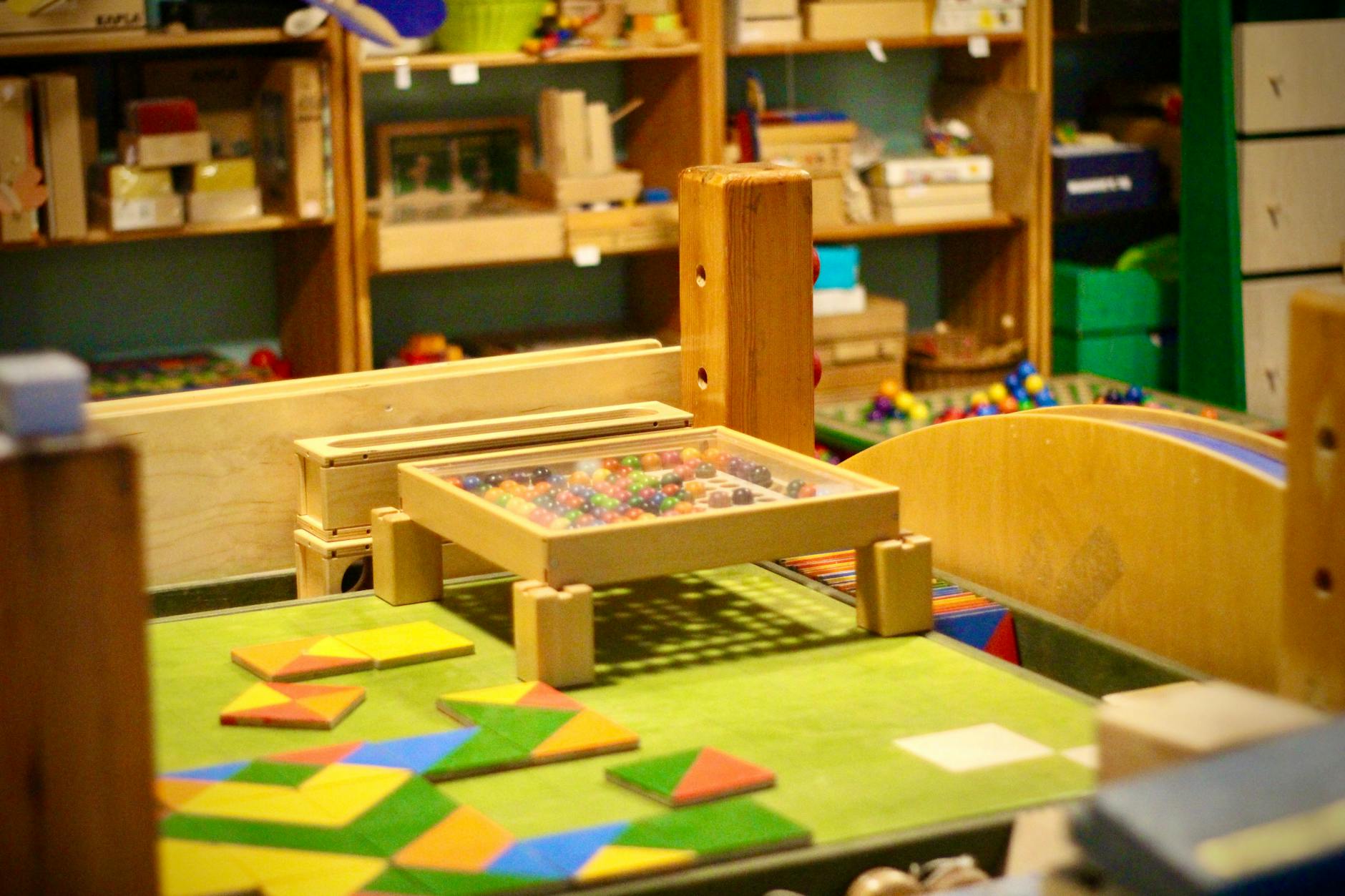Ursula Wünschs robuste Spielmittel: Langlebig und fantasievoll gestaltet, brachten sie Bewegung und Freude in den Alltag – alles hatte seinen Anfang in der DDR.