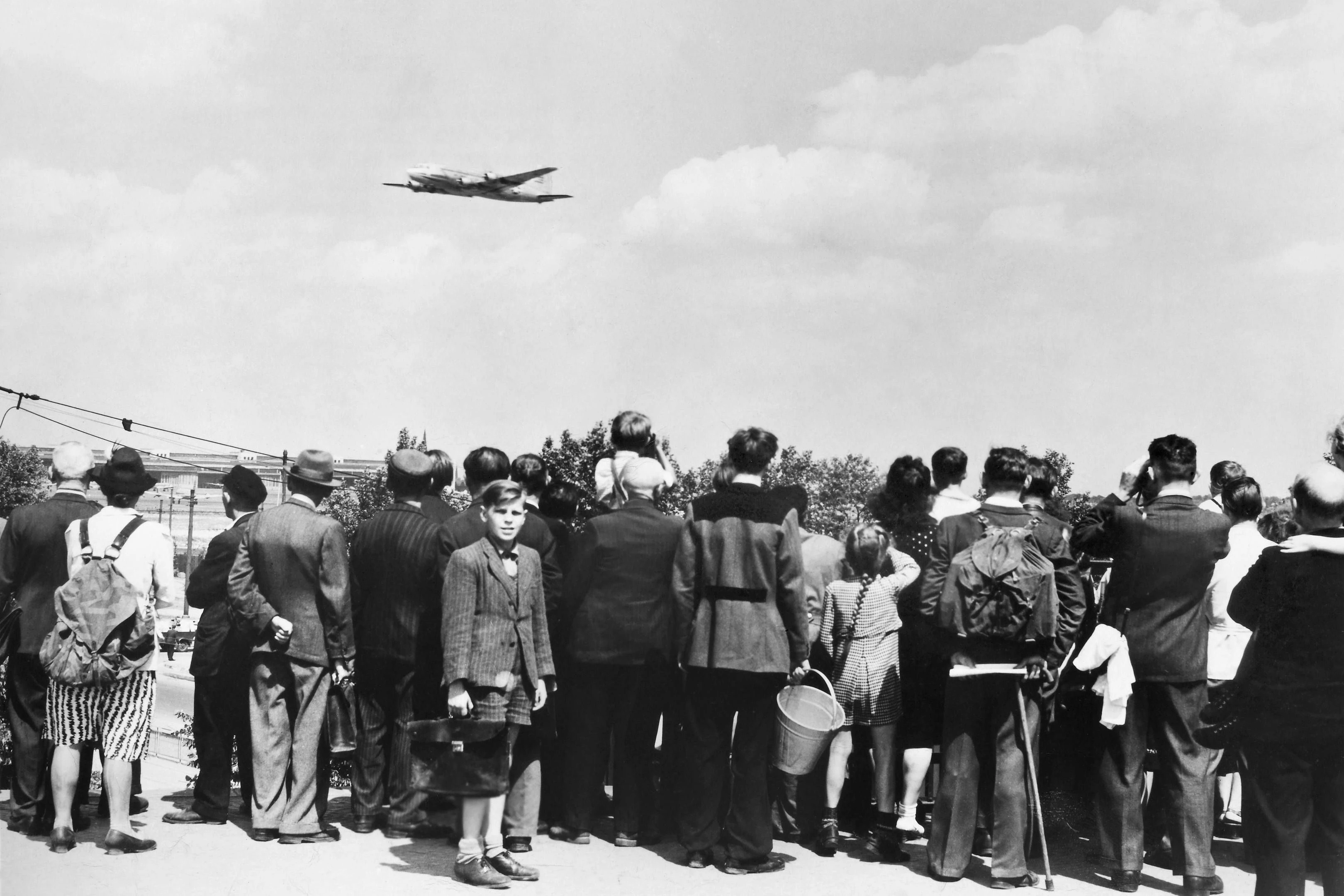 Berliner beobachten drei Monate nach Beginn der Berlin-Blockade am 1. April 1948 die Ankunft und den Abflug von Luftbrücken-Frachtern auf dem Flugplatz Tempelhof.
