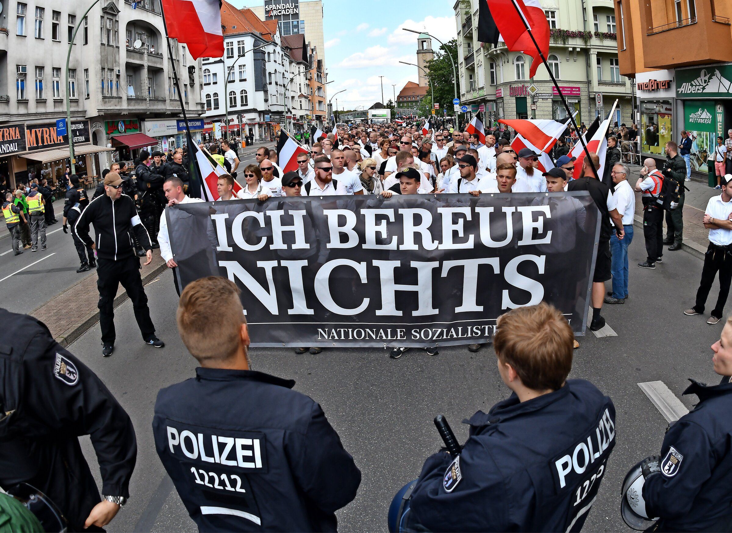 Aufruhr, Hetze, Krawall: Junge, gewaltbereite Neonazis legen Berlin lahm