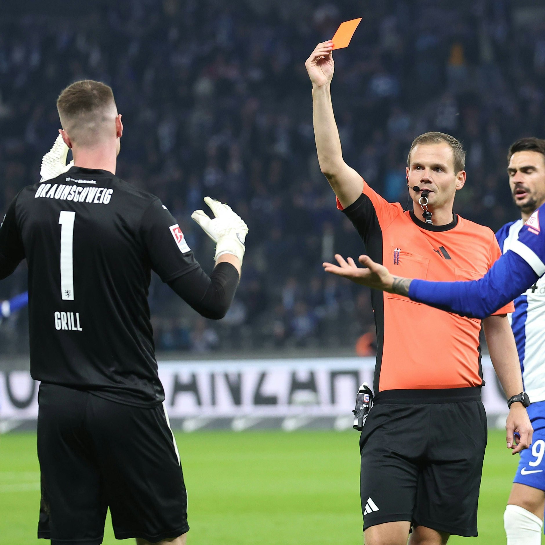 Schiri Dr. Robin Braun zeigte Braunschweigs Torwart Lennart Grill nach dem Foul an Cuisance sofort die Rote Karte wegen Notbremse.